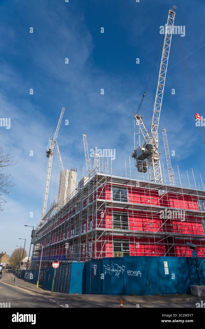 Zahlreiche Kräne waren am Bau neuer Hochhäuser in Bordesley in der Nähe des Stadtzentrums von Birmingham beteiligt Stockfoto