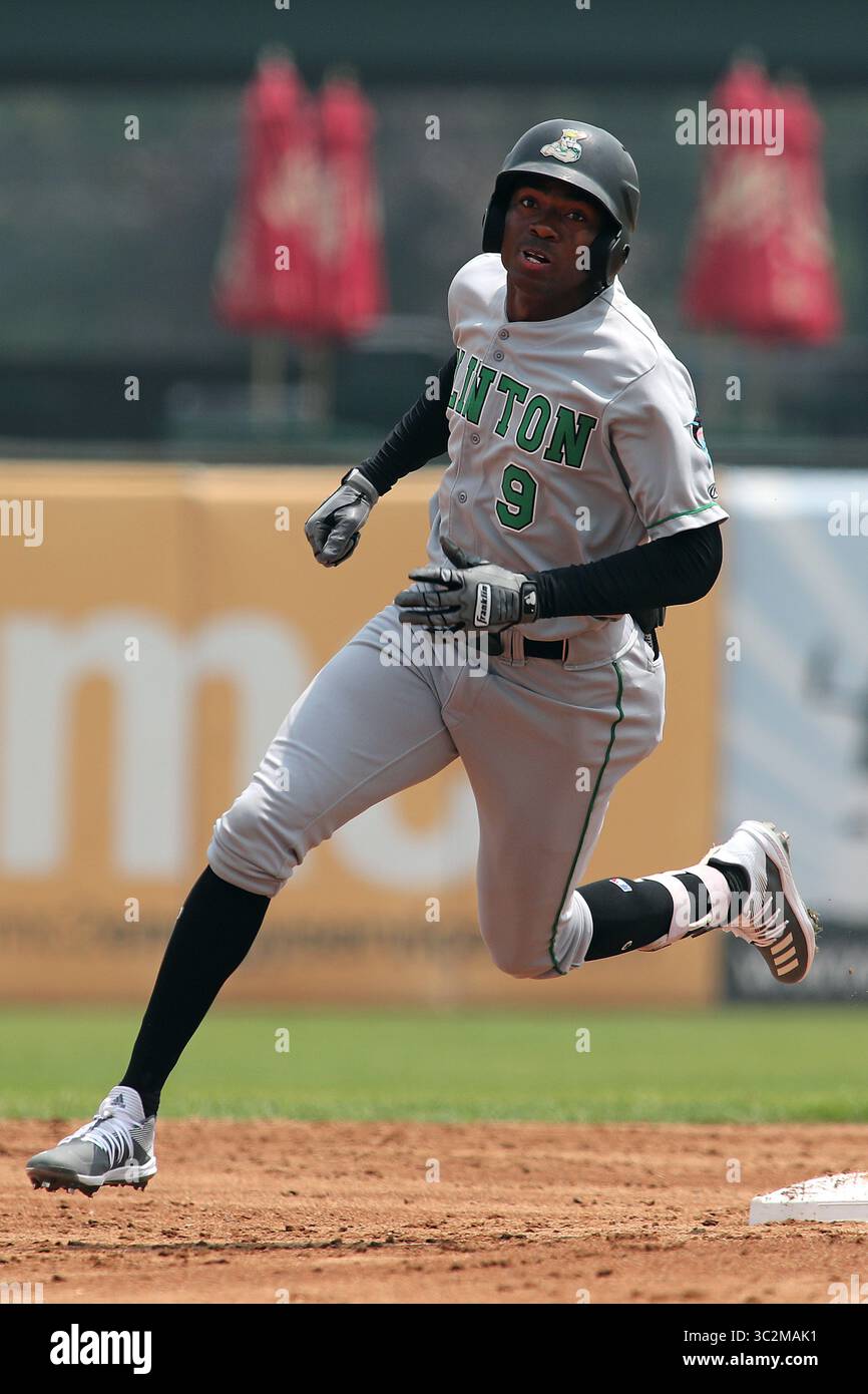 Juli 2019 – Genf, Illinois, USA – Montag, 8. Juli 2019: Clinton LumberKings Clinton LumberKings Center Fielder THOMAS JONES aus Laurens (South Carolina) von Miami Marlins ist der zweite, nachdem er im Northwestern Medicine Field ein Triple gegen die Arizona Dimondbacks Class A Affiliate Kane County Cougars geschlagen hat. (Bild: © H. Rick Bamman/ZUMA Wire) Stockfoto