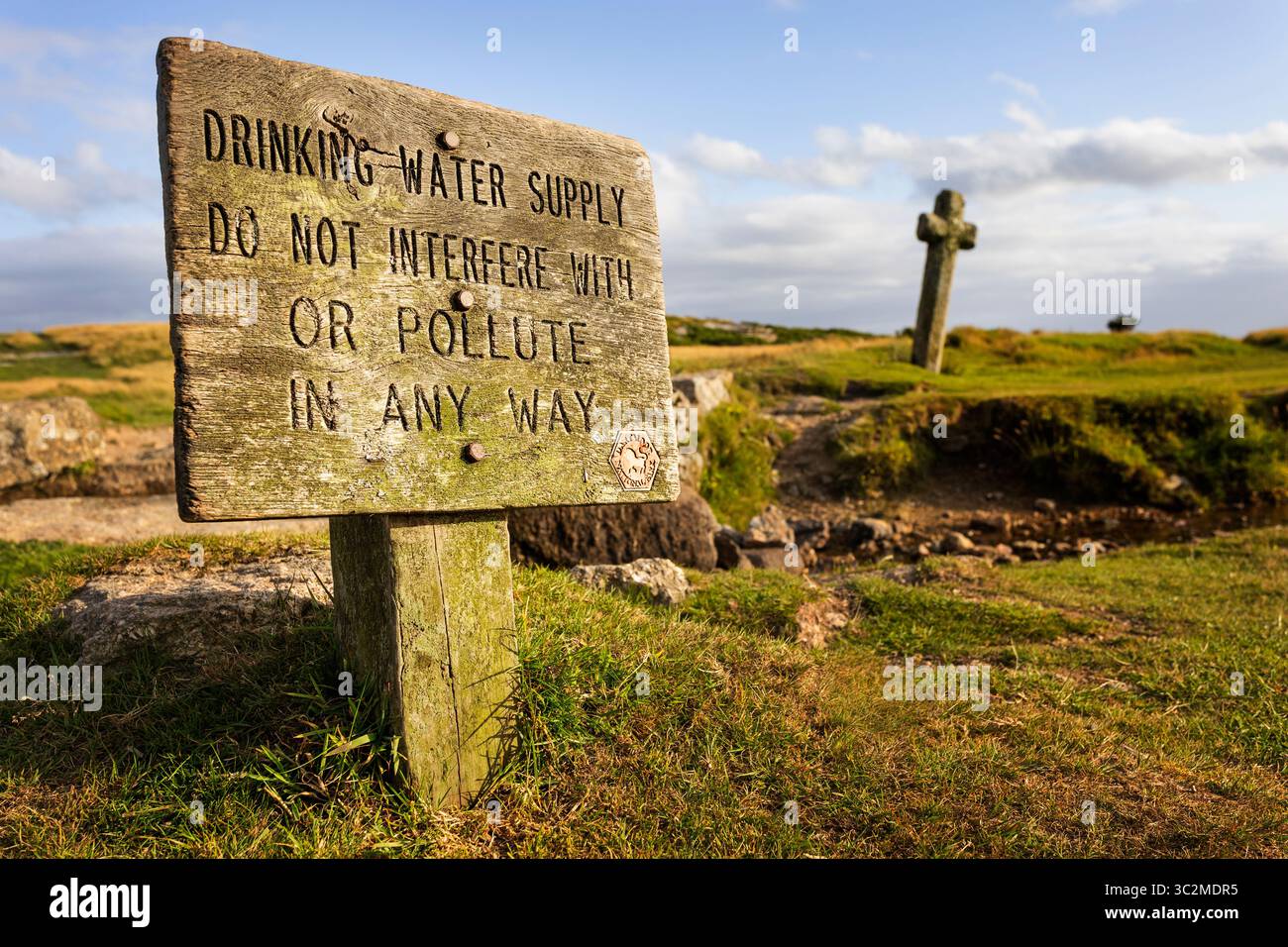 Ein hölzernes Schild, das die Menschen warnt, das Trinkwasser nicht zu verschmutzen. Dartmoor, Devon, England, großbritannien Stockfoto Ein hölzernes Schild, das die Menschen warnt, das Trinkwasser nicht zu verschmutzen. Dartmoor, Devon, England, großbritannien Stockfoto