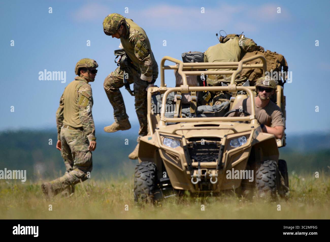 2. Juli 2019 - Luftwaffenstützpunkt Ramstein, Baden-Württemberg, Deutschland - Fallschirmspringer entladen am Treffpunkt, nachdem Personal am 2. Juli 2019 über dem Luftwaffenstützpunkt Ramstein abgestürzt wurde. Solche Personalabfälle sind wichtig für die Ausbildung, teilweise weil die 435th Contingency Response Group US Forces in Europe Air Forces Africa Force ist, die darauf ausgelegt ist, einen Standort zu erreichen und dort eine Basis von Grund auf neu zu öffnen. (Bild: © U.S. Air Force/ZUMA Wire/ZUMAPRESS.com) Stockfoto