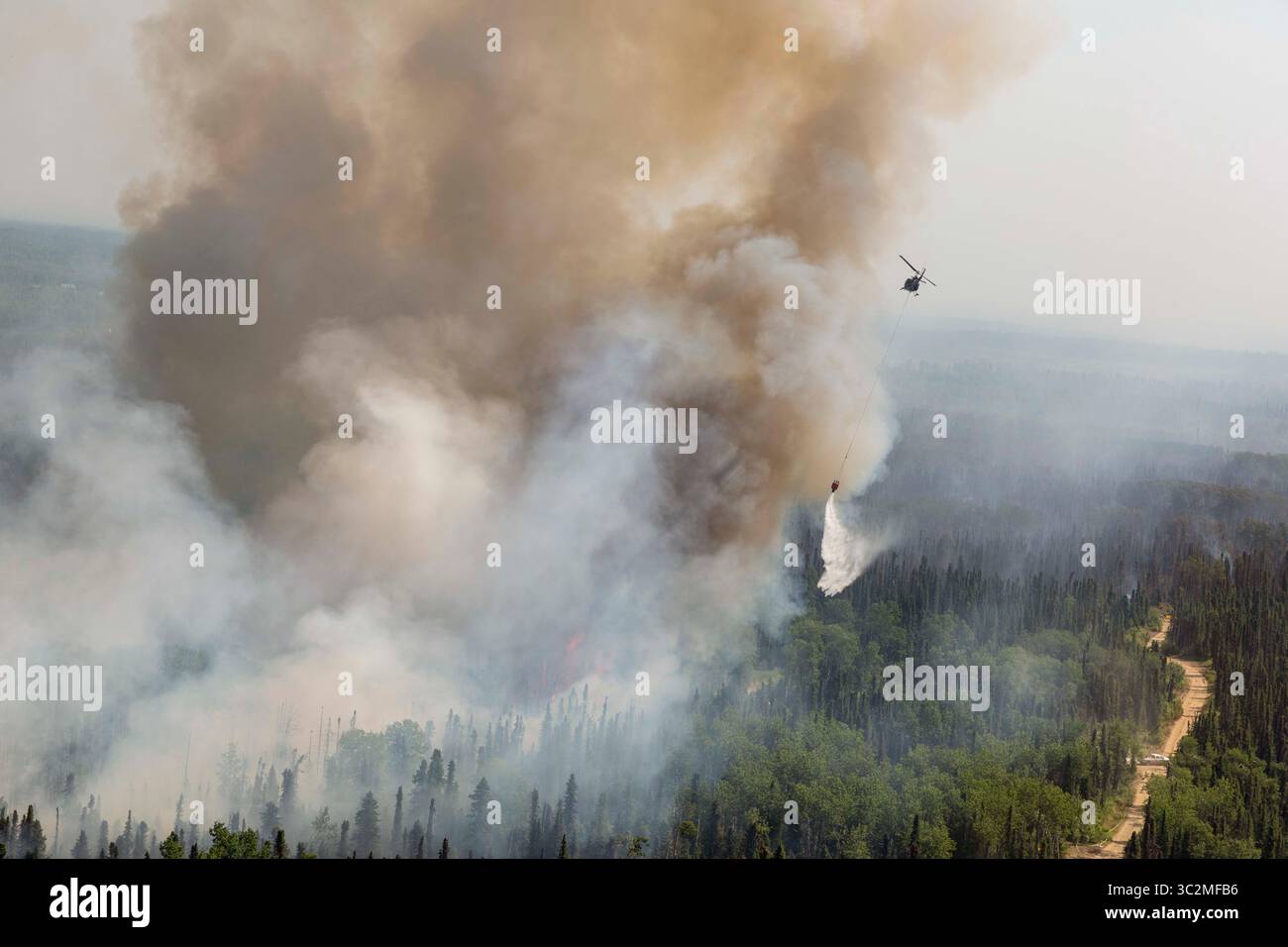 4. Juli 2019 – Talkeetna, Alaska, USA – Alaska Army National Guard UH-60 Blackhawk-Besatzungen der 1. Bis 207. Luftfahrt unterstützen die Crews des Department of Forestry, um einen Waldbrand am Montana Creek bei Talkeetna, Alaska, 2019 zu bekämpfen. (Bild: © U.S. Army/ZUMA Wire/ZUMAPRESS.com) Stockfoto