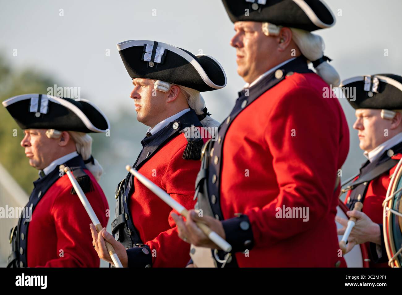 ARLINGTON, Virginia – Trommler der United States Army Old Guard Fife und Drum Corps treten beim Twilight Tattoo der US Army auf dem Summerall Field auf der Joint Base Myer-Henderson Hall auf. Das Fife and Drum Corps der alten Garde ist die offizielle Zeremonialeinheit der Armee und das älteste aktive Fife- und Drum Corps der Armee, dessen Ursprünge bis 1960 zurückreichen. Das Twilight Tattoo ist ein Militärwettbewerb, bei dem Musik, Märsche und zeremonielle Demonstrationen während der Sommermonate stattfinden. Die Joint Base Myer-Henderson Hall dient als Hauptquartier des Militärbezirks von Washington und beherbergt mehrere angesehene AR Stockfoto ARLINGTON, Virginia – Trommler der United States Army Old Guard Fife und Drum Corps treten beim Twilight Tattoo der US Army auf dem Summerall Field auf der Joint Base Myer-Henderson Hall auf. Das Fife and Drum Corps der alten Garde ist die offizielle Zeremonialeinheit der Armee und das älteste aktive Fife- und Drum Corps der Armee, dessen Ursprünge bis 1960 zurückreichen. Das Twilight Tattoo ist ein Militärwettbewerb, bei dem Musik, Märsche und zeremonielle Demonstrationen während der Sommermonate stattfinden. Die Joint Base Myer-Henderson Hall dient als Hauptquartier des Militärbezirks von Washington und beherbergt mehrere angesehene AR Stockfoto
