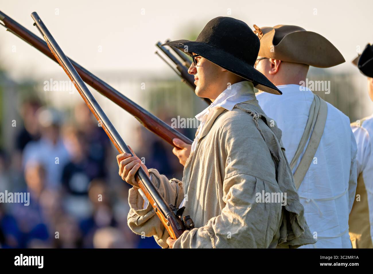 ARLINGTON, Virginia – Soldaten, die Minutemen aus der Zeit des Unabhängigkeitskriegs porträtieren, demonstrieren historische Uniformen und Waffen während der Twilight Tattoo Zeremonie der US Army im Summerall Field auf der Joint Base Myer-Henderson Hall. Das Twilight Tattoo ist ein Militärwettbewerb mit historischen Nachstellungen, die das amerikanische Militärerbe vom Unabhängigkeitskrieg bis in die Moderne zeigen. Die kostenlose öffentliche Aufführung wird von Soldaten des 3. US-Infanterieregiments (Old Guard) und anderen zeremoniellen Einheiten des Militärbezirks von Washington durchgeführt. Die gemeinsame Basis Myer-Henderson Hall befindet sich in Ad Stockfoto