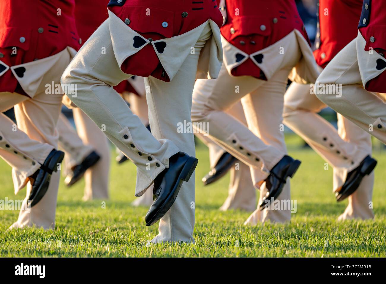 ARLINGTON, Virginia – Mitglieder der United States Army Old Guard Fife und Drum Corps marschieren in Präzisionsformation während des Twilight Tattoo der US Army auf dem Summerall Field auf der Joint Base Myer-Henderson Hall. Das Fife and Drum Corps der alten Garde, offiziell bekannt als das 3. US-Infanterieregiment Fife and Drum Corps, tritt in Uniformen der Kolonialzeit auf, die die Kontinentalarmee der Amerikanischen Revolution repräsentieren. Die Einheit dient als offizielle Zeremonialeinheit der Armee und Ehrenwache des Arlington National Cemetery. Das Army Twilight Tattoo ist ein Militärwettbewerb mit Musik, Marsch, Stockfoto ARLINGTON, Virginia – Mitglieder der United States Army Old Guard Fife und Drum Corps marschieren in Präzisionsformation während des Twilight Tattoo der US Army auf dem Summerall Field auf der Joint Base Myer-Henderson Hall. Das Fife and Drum Corps der alten Garde, offiziell bekannt als das 3. US-Infanterieregiment Fife and Drum Corps, tritt in Uniformen der Kolonialzeit auf, die die Kontinentalarmee der Amerikanischen Revolution repräsentieren. Die Einheit dient als offizielle Zeremonialeinheit der Armee und Ehrenwache des Arlington National Cemetery. Das Army Twilight Tattoo ist ein Militärwettbewerb mit Musik, Marsch, Stockfoto