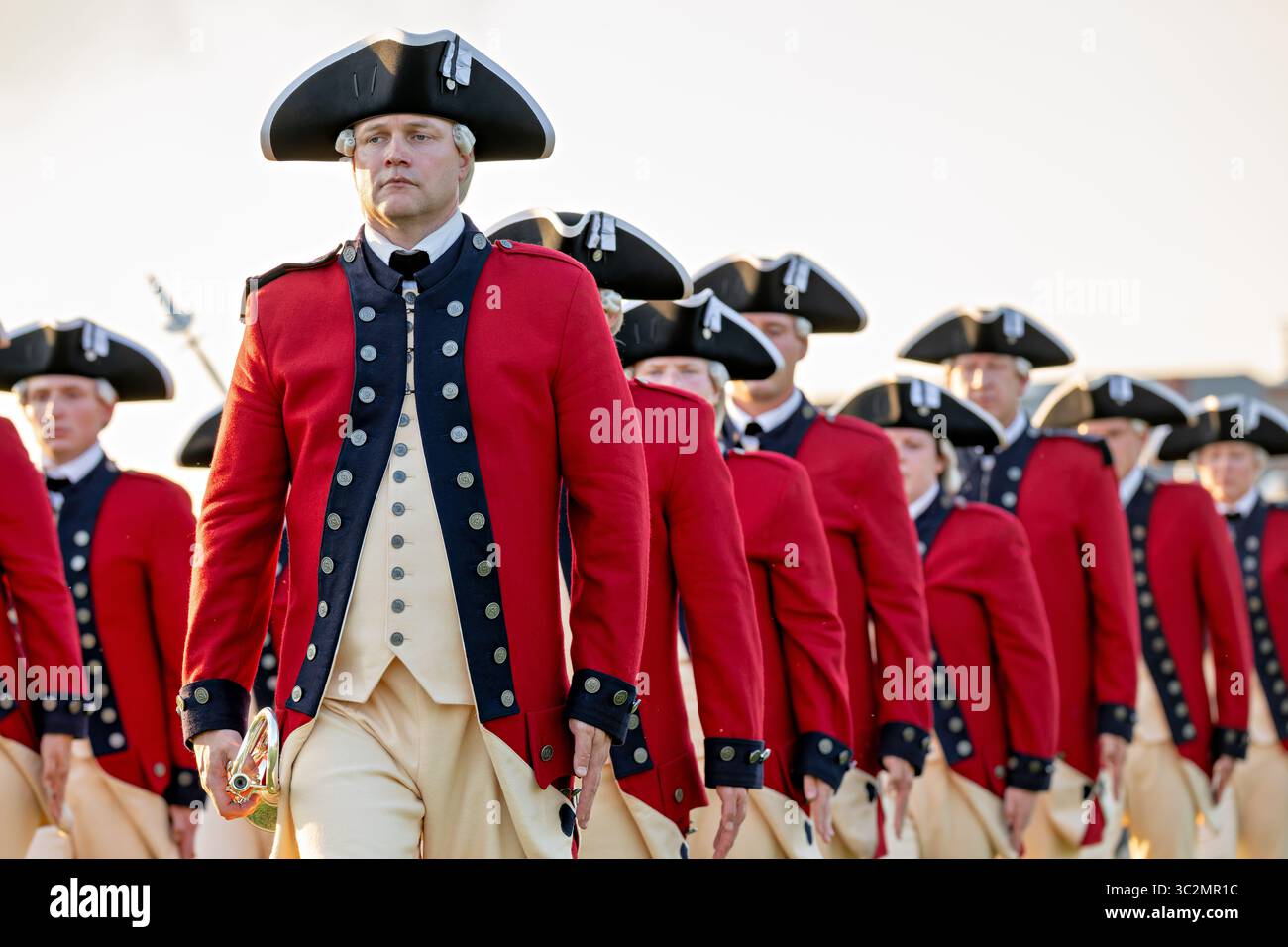 ARLINGTON, Virginia – Mitglieder der United States Army Old Guard Fife und Drum Corps treten während des Twilight Tattoo der US Army auf dem Summerall Field auf der Joint Base Myer-Henderson Hall auf. Das Old Guard Fife and Drum Corps, gegründet 1960, dient als offizielle Zeremonialeinheit der Armee und ist das älteste aktive Fife and Drum Corps der US Army. Das Twilight Tattoo ist ein Militärwettbewerb mit Musik, Präzisionsmarschen und zeremonielle Demonstrationen, die während der Sommermonate stattfinden und die Geschichte der Armee durch Aufführungen veranschaulichen. Die gemeinsame Basis Myer-Henderson Hall ist das Hauptquartier des Militärs Stockfoto ARLINGTON, Virginia – Mitglieder der United States Army Old Guard Fife und Drum Corps treten während des Twilight Tattoo der US Army auf dem Summerall Field auf der Joint Base Myer-Henderson Hall auf. Das Old Guard Fife and Drum Corps, gegründet 1960, dient als offizielle Zeremonialeinheit der Armee und ist das älteste aktive Fife and Drum Corps der US Army. Das Twilight Tattoo ist ein Militärwettbewerb mit Musik, Präzisionsmarschen und zeremonielle Demonstrationen, die während der Sommermonate stattfinden und die Geschichte der Armee durch Aufführungen veranschaulichen. Die gemeinsame Basis Myer-Henderson Hall ist das Hauptquartier des Militärs Stockfoto
