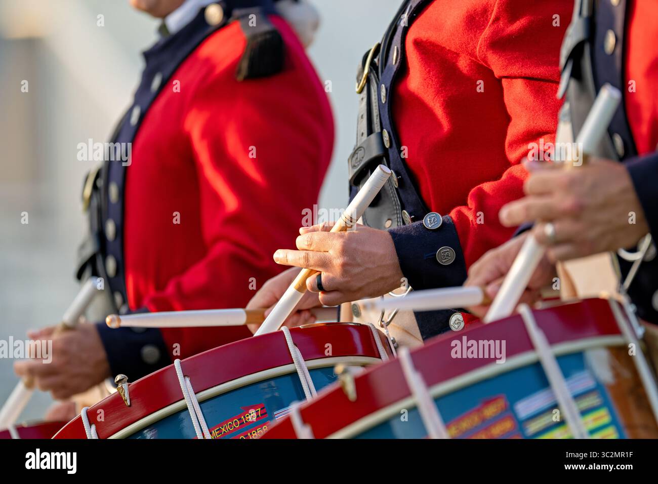 ARLINGTON, Virginia – Trommler der United States Army Old Guard Fife und Drum Corps treten beim Twilight Tattoo der US Army auf dem Summerall Field auf der Joint Base Myer-Henderson Hall auf. Das Fife and Drum Corps der alten Garde ist die offizielle Zeremonialeinheit der Armee und das älteste aktive Fife- und Drum Corps der Armee, dessen Ursprünge bis 1960 zurückreichen. Das Twilight Tattoo ist ein Militärwettbewerb, bei dem Musik, Märsche und zeremonielle Demonstrationen während der Sommermonate stattfinden. Die Joint Base Myer-Henderson Hall dient als Hauptquartier des Militärbezirks von Washington und beherbergt mehrere angesehene AR Stockfoto ARLINGTON, Virginia – Trommler der United States Army Old Guard Fife und Drum Corps treten beim Twilight Tattoo der US Army auf dem Summerall Field auf der Joint Base Myer-Henderson Hall auf. Das Fife and Drum Corps der alten Garde ist die offizielle Zeremonialeinheit der Armee und das älteste aktive Fife- und Drum Corps der Armee, dessen Ursprünge bis 1960 zurückreichen. Das Twilight Tattoo ist ein Militärwettbewerb, bei dem Musik, Märsche und zeremonielle Demonstrationen während der Sommermonate stattfinden. Die Joint Base Myer-Henderson Hall dient als Hauptquartier des Militärbezirks von Washington und beherbergt mehrere angesehene AR Stockfoto