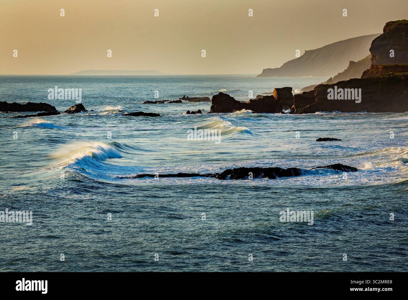 Wellen kommen an der kornischen Küste in Bude Stockfoto