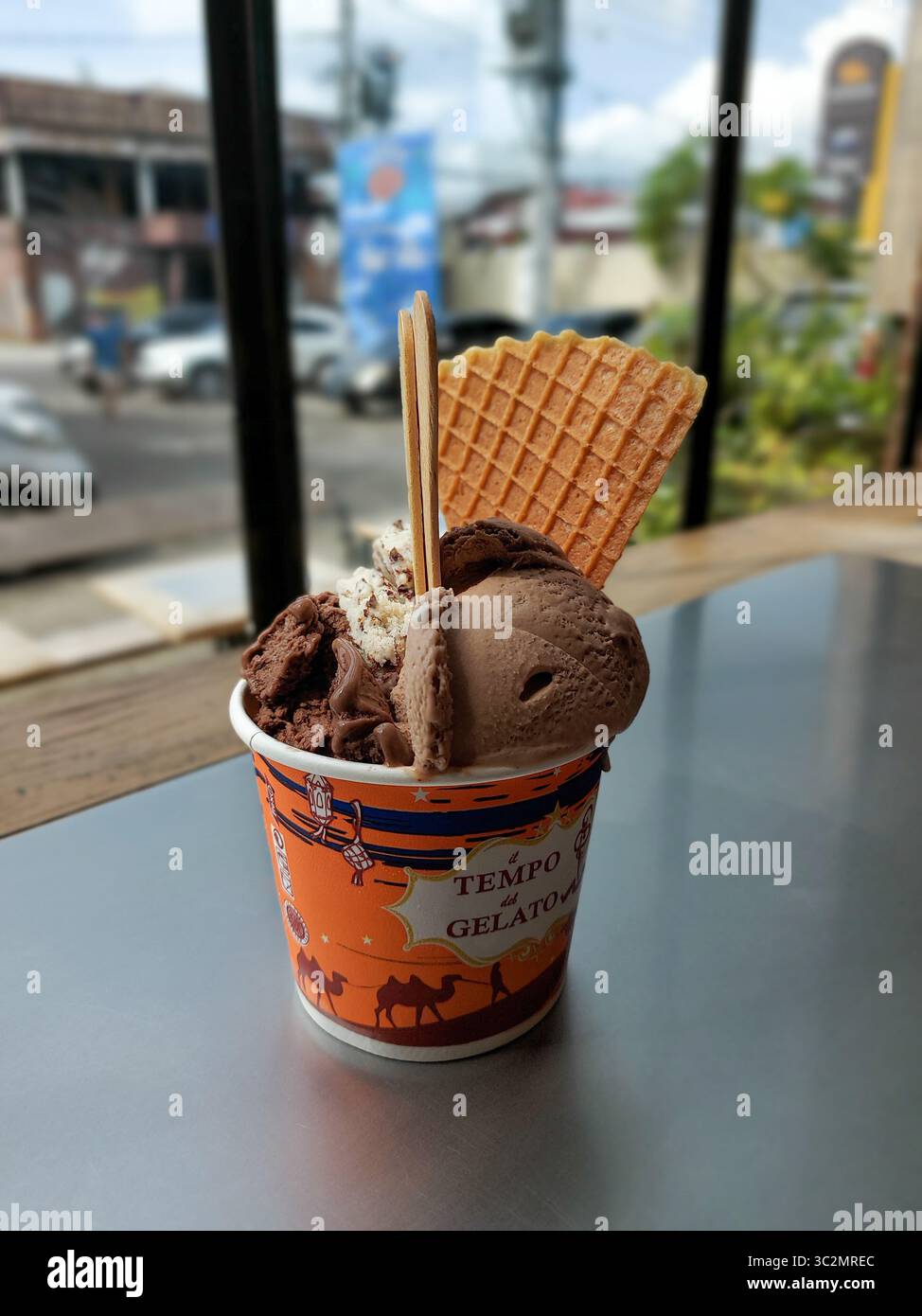 Tempo Gelato ist ein beliebter Eisladen in Yogyakarta und ein Foto von einem Eis mit einer Kombination aus 3 Geschmacksrichtungen mit einem unscharfen Hintergrund Stockfoto