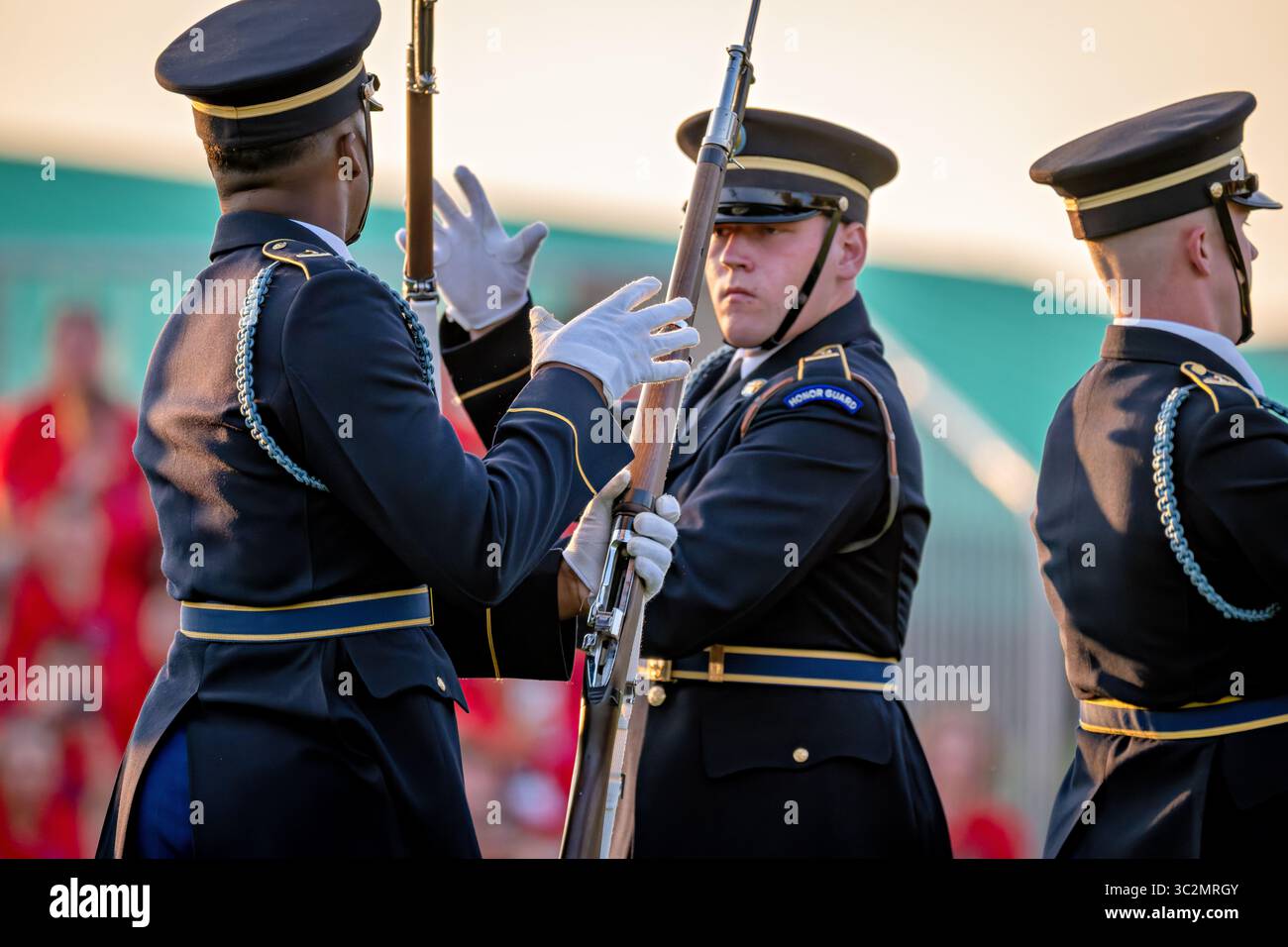 ARLINGTON, Virginia – das U.S. Army Drill Team führt während des Twilight Tattoo der U.S. Army auf Summerall Field auf der Joint Base Myer-Henderson Hall Präzisionsbohrungen mit 1903 Springfield-Gewehren durch. Der Elite-Präzisionsbohrer-Zug ist Teil des 3. US-Infanterieregiments (The Old Guard) und dient als Botschafter des guten Willens für die Armee durch Auftritte für Militär, Regierung und zivile Organisationen. Die Soldaten werden nach einer dreiwöchigen Beurteilung ausgewählt, gefolgt von dreimonatiger rigoroser Übung mit militärischer Ausrichtung, Stärke und Geschicklichkeit Stockfoto ARLINGTON, Virginia – das U.S. Army Drill Team führt während des Twilight Tattoo der U.S. Army auf Summerall Field auf der Joint Base Myer-Henderson Hall Präzisionsbohrungen mit 1903 Springfield-Gewehren durch. Der Elite-Präzisionsbohrer-Zug ist Teil des 3. US-Infanterieregiments (The Old Guard) und dient als Botschafter des guten Willens für die Armee durch Auftritte für Militär, Regierung und zivile Organisationen. Die Soldaten werden nach einer dreiwöchigen Beurteilung ausgewählt, gefolgt von dreimonatiger rigoroser Übung mit militärischer Ausrichtung, Stärke und Geschicklichkeit Stockfoto