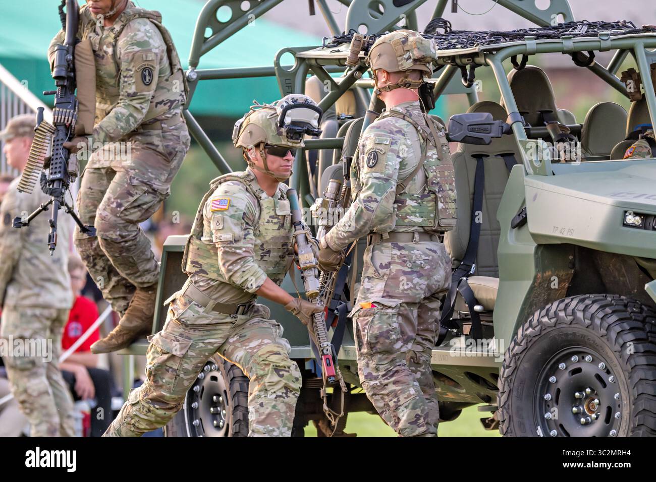 ARLINGTON, Virginia – Soldaten des 3. US-Infanterieregiments nehmen an einer Scheinkampfdemonstration Teil, die während des Twilight Tattoo der US-Armee auf dem Summerall Field auf der Joint Base Myer-Henderson Hall leere Munition verwendet. Die Soldaten verwenden moderne Militärausrüstung, Uniformen und Waffen als Teil der Zeremonialaufführung. Das 3. US-Infanterieregiment, bekannt als „The Old Guard“, ist die offizielle Zeremonialeinheit der Armee und eskortiert zum Präsidenten. Das U.S. Army Twilight Tattoo ist ein Militärwettbewerb mit Musik, Marschzügen und taktischen Demonstrationen, bei denen die Traditionen der Armee und die US-amerikanischen Streitkräfte vorgestellt werden Stockfoto ARLINGTON, Virginia – Soldaten des 3. US-Infanterieregiments nehmen an einer Scheinkampfdemonstration Teil, die während des Twilight Tattoo der US-Armee auf dem Summerall Field auf der Joint Base Myer-Henderson Hall leere Munition verwendet. Die Soldaten verwenden moderne Militärausrüstung, Uniformen und Waffen als Teil der Zeremonialaufführung. Das 3. US-Infanterieregiment, bekannt als „The Old Guard“, ist die offizielle Zeremonialeinheit der Armee und eskortiert zum Präsidenten. Das U.S. Army Twilight Tattoo ist ein Militärwettbewerb mit Musik, Marschzügen und taktischen Demonstrationen, bei denen die Traditionen der Armee und die US-amerikanischen Streitkräfte vorgestellt werden Stockfoto