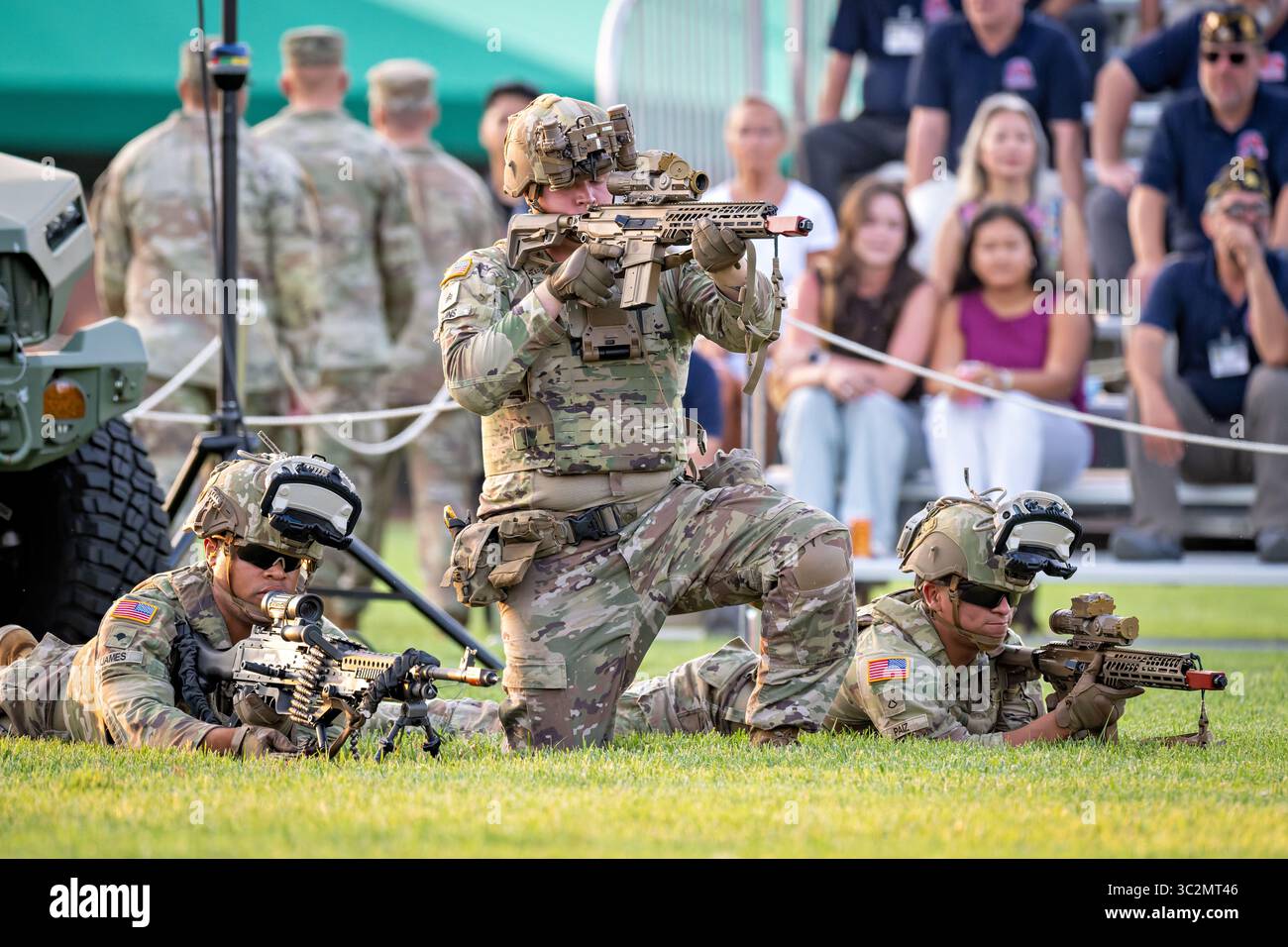 ARLINGTON, Virginia – Soldaten des 3. US-Infanterieregiments nehmen an einer Scheinkampfdemonstration Teil, die während des Twilight Tattoo der US-Armee auf dem Summerall Field auf der Joint Base Myer-Henderson Hall leere Munition verwendet. Die Soldaten verwenden moderne Militärausrüstung, Uniformen und Waffen als Teil der Zeremonialaufführung. Das 3. US-Infanterieregiment, bekannt als „The Old Guard“, ist die offizielle Zeremonialeinheit der Armee und eskortiert zum Präsidenten. Das U.S. Army Twilight Tattoo ist ein Militärwettbewerb mit Musik, Marschzügen und taktischen Demonstrationen, bei denen die Traditionen der Armee und die US-amerikanischen Streitkräfte vorgestellt werden Stockfoto ARLINGTON, Virginia – Soldaten des 3. US-Infanterieregiments nehmen an einer Scheinkampfdemonstration Teil, die während des Twilight Tattoo der US-Armee auf dem Summerall Field auf der Joint Base Myer-Henderson Hall leere Munition verwendet. Die Soldaten verwenden moderne Militärausrüstung, Uniformen und Waffen als Teil der Zeremonialaufführung. Das 3. US-Infanterieregiment, bekannt als „The Old Guard“, ist die offizielle Zeremonialeinheit der Armee und eskortiert zum Präsidenten. Das U.S. Army Twilight Tattoo ist ein Militärwettbewerb mit Musik, Marschzügen und taktischen Demonstrationen, bei denen die Traditionen der Armee und die US-amerikanischen Streitkräfte vorgestellt werden Stockfoto