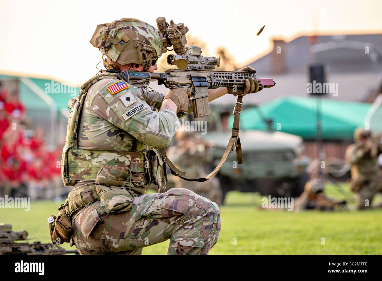 ARLINGTON, Virginia – Soldaten des 3. US-Infanterieregiments nehmen an einer Scheinkampfdemonstration Teil, die während des Twilight Tattoo der US-Armee auf dem Summerall Field auf der Joint Base Myer-Henderson Hall leere Munition verwendet. Die Soldaten verwenden moderne Militärausrüstung, Uniformen und Waffen als Teil der Zeremonialaufführung. Das 3. US-Infanterieregiment, bekannt als „The Old Guard“, ist die offizielle Zeremonialeinheit der Armee und eskortiert zum Präsidenten. Das U.S. Army Twilight Tattoo ist ein Militärwettbewerb mit Musik, Marschzügen und taktischen Demonstrationen, bei denen die Traditionen der Armee und die US-amerikanischen Streitkräfte vorgestellt werden Stockfoto ARLINGTON, Virginia – Soldaten des 3. US-Infanterieregiments nehmen an einer Scheinkampfdemonstration Teil, die während des Twilight Tattoo der US-Armee auf dem Summerall Field auf der Joint Base Myer-Henderson Hall leere Munition verwendet. Die Soldaten verwenden moderne Militärausrüstung, Uniformen und Waffen als Teil der Zeremonialaufführung. Das 3. US-Infanterieregiment, bekannt als „The Old Guard“, ist die offizielle Zeremonialeinheit der Armee und eskortiert zum Präsidenten. Das U.S. Army Twilight Tattoo ist ein Militärwettbewerb mit Musik, Marschzügen und taktischen Demonstrationen, bei denen die Traditionen der Armee und die US-amerikanischen Streitkräfte vorgestellt werden Stockfoto
