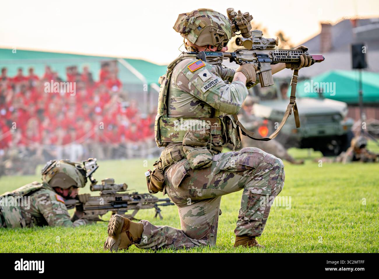 ARLINGTON, Virginia – Soldaten des 3. US-Infanterieregiments nehmen an einer Scheinkampfdemonstration Teil, die während des Twilight Tattoo der US-Armee auf dem Summerall Field auf der Joint Base Myer-Henderson Hall leere Munition verwendet. Die Soldaten verwenden moderne Militärausrüstung, Uniformen und Waffen als Teil der Zeremonialaufführung. Das 3. US-Infanterieregiment, bekannt als „The Old Guard“, ist die offizielle Zeremonialeinheit der Armee und eskortiert zum Präsidenten. Das U.S. Army Twilight Tattoo ist ein Militärwettbewerb mit Musik, Marschzügen und taktischen Demonstrationen, bei denen die Traditionen der Armee und die US-amerikanischen Streitkräfte vorgestellt werden Stockfoto ARLINGTON, Virginia – Soldaten des 3. US-Infanterieregiments nehmen an einer Scheinkampfdemonstration Teil, die während des Twilight Tattoo der US-Armee auf dem Summerall Field auf der Joint Base Myer-Henderson Hall leere Munition verwendet. Die Soldaten verwenden moderne Militärausrüstung, Uniformen und Waffen als Teil der Zeremonialaufführung. Das 3. US-Infanterieregiment, bekannt als „The Old Guard“, ist die offizielle Zeremonialeinheit der Armee und eskortiert zum Präsidenten. Das U.S. Army Twilight Tattoo ist ein Militärwettbewerb mit Musik, Marschzügen und taktischen Demonstrationen, bei denen die Traditionen der Armee und die US-amerikanischen Streitkräfte vorgestellt werden Stockfoto