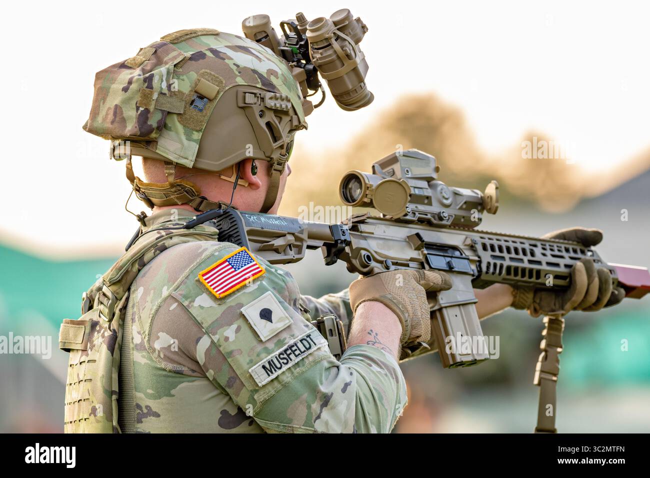 ARLINGTON, Virginia – Soldaten des 3. US-Infanterieregiments nehmen an einer Scheinkampfdemonstration Teil, die während des Twilight Tattoo der US-Armee auf dem Summerall Field auf der Joint Base Myer-Henderson Hall leere Munition verwendet. Die Soldaten verwenden moderne Militärausrüstung, Uniformen und Waffen als Teil der Zeremonialaufführung. Das 3. US-Infanterieregiment, bekannt als „The Old Guard“, ist die offizielle Zeremonialeinheit der Armee und eskortiert zum Präsidenten. Das U.S. Army Twilight Tattoo ist ein Militärwettbewerb mit Musik, Marschzügen und taktischen Demonstrationen, bei denen die Traditionen der Armee und die US-amerikanischen Streitkräfte vorgestellt werden Stockfoto ARLINGTON, Virginia – Soldaten des 3. US-Infanterieregiments nehmen an einer Scheinkampfdemonstration Teil, die während des Twilight Tattoo der US-Armee auf dem Summerall Field auf der Joint Base Myer-Henderson Hall leere Munition verwendet. Die Soldaten verwenden moderne Militärausrüstung, Uniformen und Waffen als Teil der Zeremonialaufführung. Das 3. US-Infanterieregiment, bekannt als „The Old Guard“, ist die offizielle Zeremonialeinheit der Armee und eskortiert zum Präsidenten. Das U.S. Army Twilight Tattoo ist ein Militärwettbewerb mit Musik, Marschzügen und taktischen Demonstrationen, bei denen die Traditionen der Armee und die US-amerikanischen Streitkräfte vorgestellt werden Stockfoto
