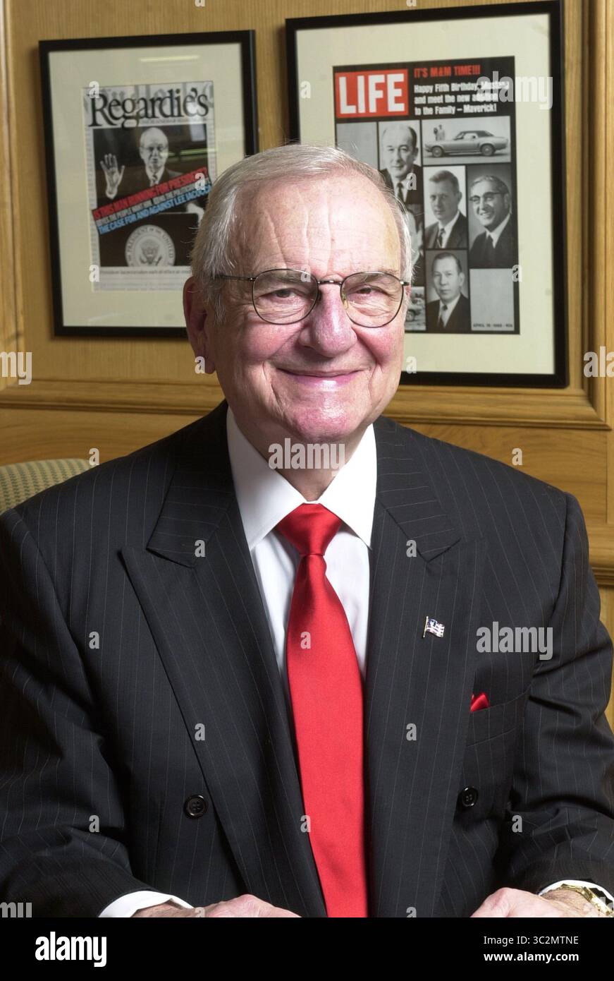 5. Juni 2002 – Los Angeles, Kalifornien, USA – Dateifoto: Lido Anthony „Lee“ Iacocca war ein US-amerikanischer Automobilmanager, der in den 1960er Jahren für die Entwicklung von Ford Mustang und Pinto Cars bekannt war, während er in den 1980er Jahren bei der Ford Motor Company tätig war und später die Chrysler Corporation als CEO wiederbelebte Iacocca verstarb am 2. Juli 2019 (94 Jahre alt) in seinem Wohnsitz in Bel Air, Kalifornien. Armando Arorizo (Foto: © Armando Arorizo/Prensa Internacional Via ZUMA Wire) Stockfoto