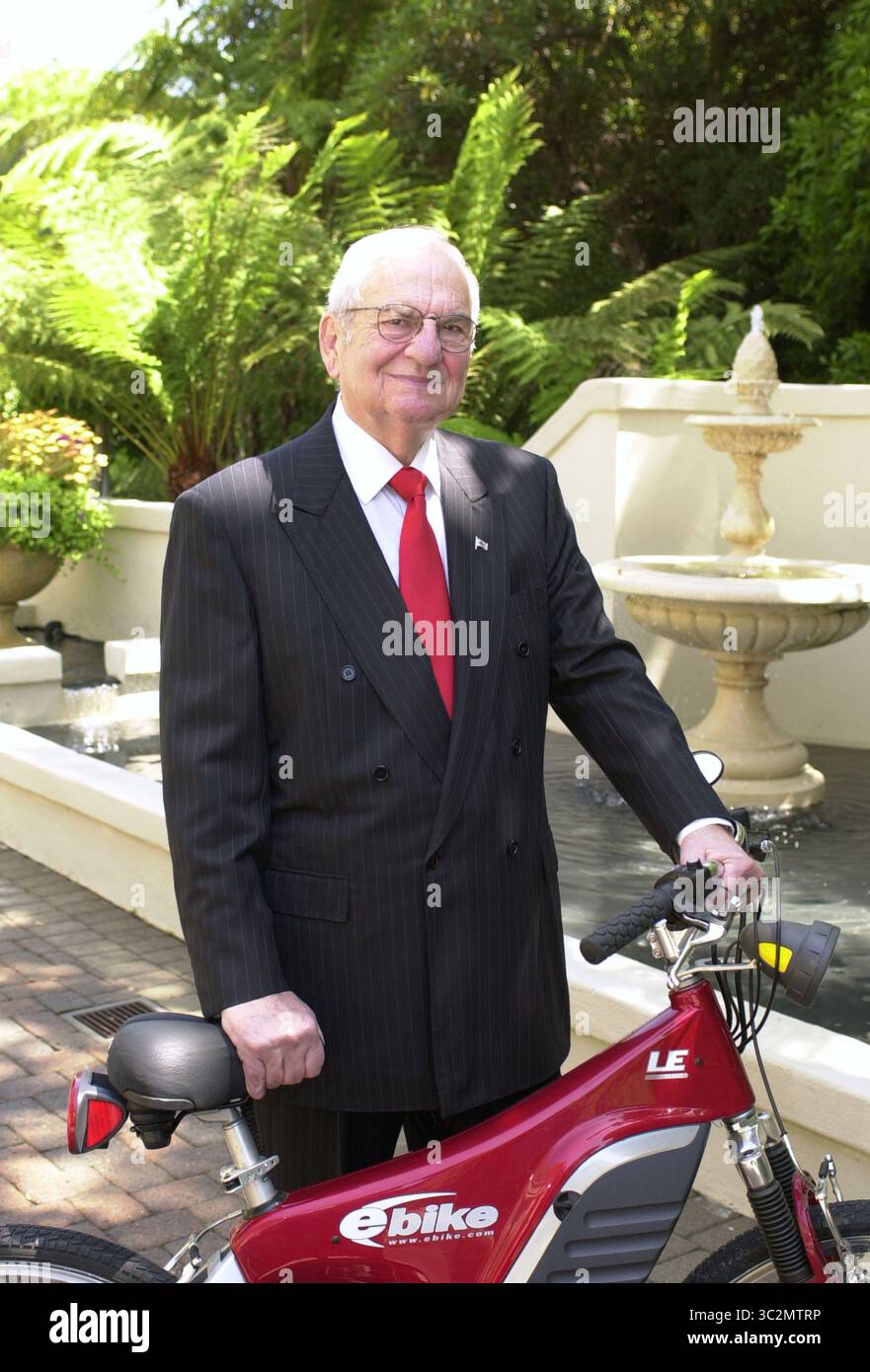 5. Juni 2002 – Los Angeles, Kalifornien, USA – Dateifoto: Lido Anthony „Lee“ Iacocca war ein US-amerikanischer Automobilmanager, der in den 1960er Jahren für die Entwicklung von Ford Mustang und Pinto Cars bekannt war, während er in den 1980er Jahren bei der Ford Motor Company tätig war und später die Chrysler Corporation als CEO wiederbelebte Iacocca verstarb am 2. Juli 2019 (94 Jahre alt) in seinem Wohnsitz in Bel Air, Kalifornien. Armando Arorizo (Foto: © Armando Arorizo/Prensa Internacional Via ZUMA Wire) Stockfoto