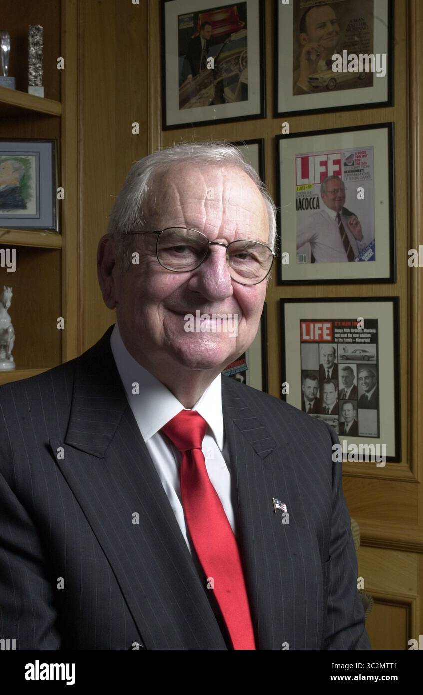 5. Juni 2002 – Los Angeles, Kalifornien, USA – Dateifoto: Lido Anthony „Lee“ Iacocca war ein US-amerikanischer Automobilmanager, der in den 1960er Jahren für die Entwicklung von Ford Mustang und Pinto Cars bekannt war, während er in den 1980er Jahren bei der Ford Motor Company tätig war und später die Chrysler Corporation als CEO wiederbelebte Iacocca verstarb am 2. Juli 2019 (94 Jahre alt) in seinem Wohnsitz in Bel Air, Kalifornien. Armando Arorizo (Foto: © Armando Arorizo/Prensa Internacional Via ZUMA Wire) Stockfoto