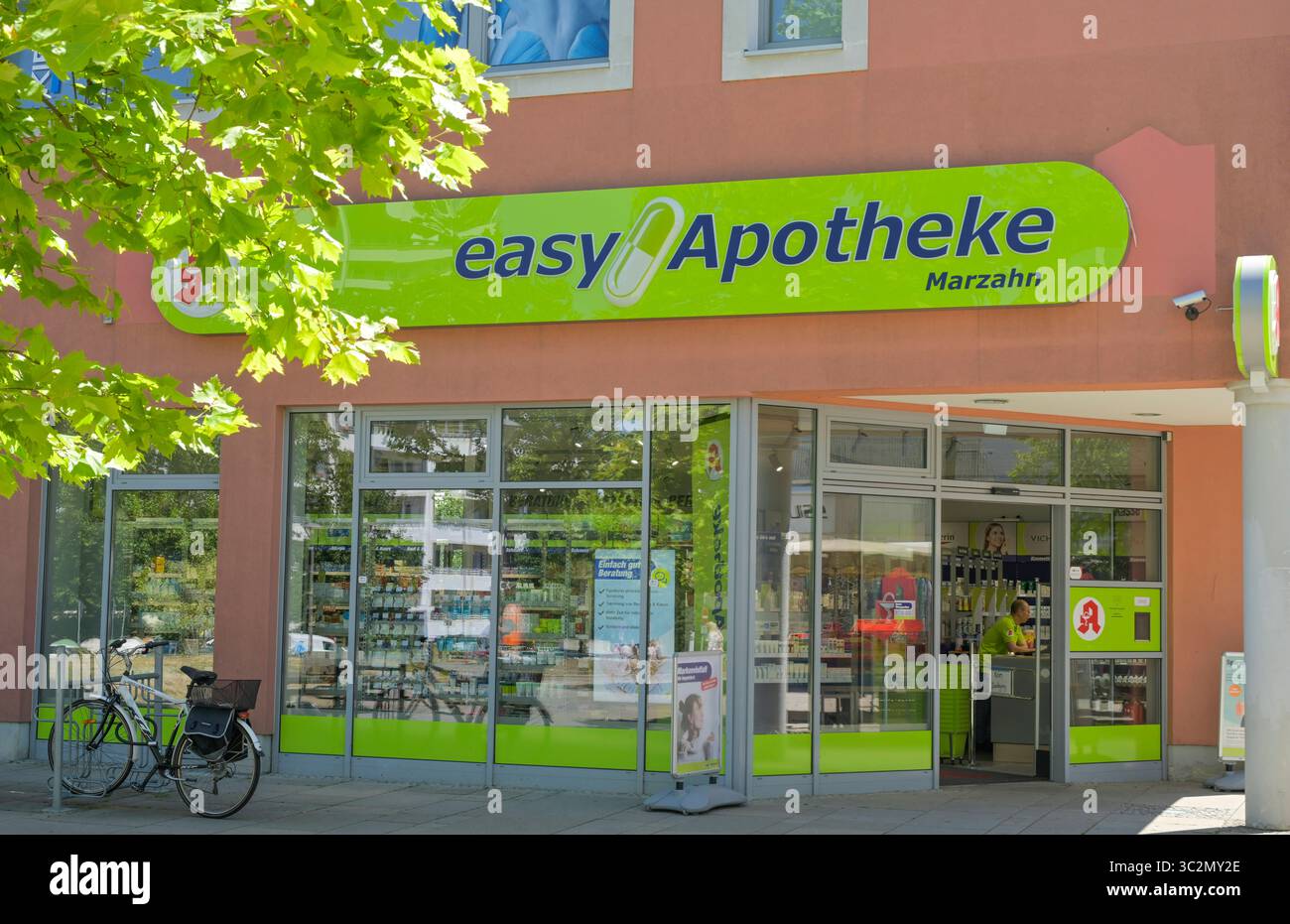 Easy Apotheke, Franz-Stenzer-Straße, Marzahn, Bezirk Marzahn-Hellersdorf, Berlin, Deutschland *** Easy Apotheke, Franz Stenzer Straße, Marzahn, Stadtteil Marzahn Hellersdorf, Berlin, Deutschland Stockfoto