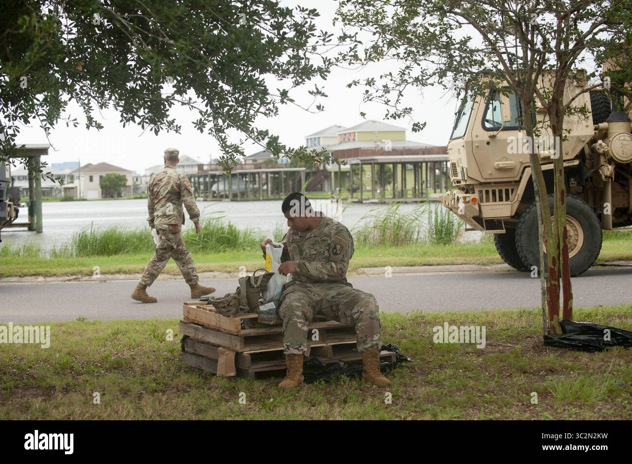 12. Juli 2019 - New Orleans, Loussianna, Vereinigte Staaten - Soldaten der Armee der Nationalgarde der 2225 Multi-Role Bridge Company füllen Sandsäcke in einer Marina in der Nähe und erledigen andere Vorbereitungsarbeiten. New Orleans und andere Teile des Golfs von Mexiko bereiten sich auf den Tropensturm Barry vor, um an Land zu kommen. der Wasserstand des Mississippi River auf einem Allzeithoch und ein Sturm im Golf von Mexiko, der voraussichtlich an den Küsten Louisianas und Texas landen wird, befürchten viele, dass Deiche versagen und New Orleans wieder so stark überschwemmt wird wie in der 2 Stockfoto 12. Juli 2019 - New Orleans, Loussianna, Vereinigte Staaten - Soldaten der Armee der Nationalgarde der 2225 Multi-Role Bridge Company füllen Sandsäcke in einer Marina in der Nähe und erledigen andere Vorbereitungsarbeiten. New Orleans und andere Teile des Golfs von Mexiko bereiten sich auf den Tropensturm Barry vor, um an Land zu kommen. der Wasserstand des Mississippi River auf einem Allzeithoch und ein Sturm im Golf von Mexiko, der voraussichtlich an den Küsten Louisianas und Texas landen wird, befürchten viele, dass Deiche versagen und New Orleans wieder so stark überschwemmt wird wie in der 2 Stockfoto