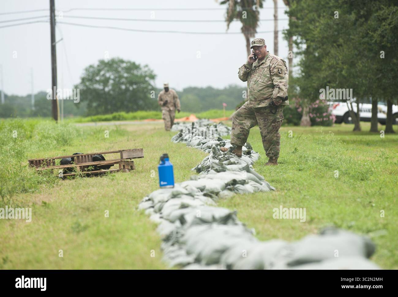 12. Juli 2019 - New Orleans, Loussianna, Vereinigte Staaten - Soldaten der Armee der Nationalgarde der 2225 Multi-Role Bridge Company füllen Sandsäcke in einer Marina in der Nähe und erledigen andere Vorbereitungsarbeiten. New Orleans und andere Teile des Golfs von Mexiko bereiten sich auf den Tropensturm Barry vor, um an Land zu kommen. der Wasserstand des Mississippi River auf einem Allzeithoch und ein Sturm im Golf von Mexiko, der voraussichtlich an den Küsten Louisianas und Texas landen wird, befürchten viele, dass Deiche versagen und New Orleans wieder so stark überschwemmt wird wie in der 2 Stockfoto 12. Juli 2019 - New Orleans, Loussianna, Vereinigte Staaten - Soldaten der Armee der Nationalgarde der 2225 Multi-Role Bridge Company füllen Sandsäcke in einer Marina in der Nähe und erledigen andere Vorbereitungsarbeiten. New Orleans und andere Teile des Golfs von Mexiko bereiten sich auf den Tropensturm Barry vor, um an Land zu kommen. der Wasserstand des Mississippi River auf einem Allzeithoch und ein Sturm im Golf von Mexiko, der voraussichtlich an den Küsten Louisianas und Texas landen wird, befürchten viele, dass Deiche versagen und New Orleans wieder so stark überschwemmt wird wie in der 2 Stockfoto