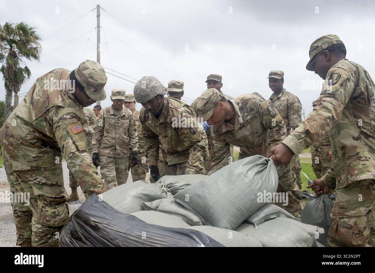 12. Juli 2019 - New Orleans, Loussianna, Vereinigte Staaten - Soldaten der Armee der Nationalgarde der 2225 Multi-Role Bridge Company füllen Sandsäcke in einer Marina in der Nähe und erledigen andere Vorbereitungsarbeiten. New Orleans und andere Teile des Golfs von Mexiko bereiten sich auf den Tropensturm Barry vor, um an Land zu kommen. der Wasserstand des Mississippi River auf einem Allzeithoch und ein Sturm im Golf von Mexiko, der voraussichtlich an den Küsten Louisianas und Texas landen wird, befürchten viele, dass Deiche versagen und New Orleans wieder so stark überschwemmt wird wie in der 2 Stockfoto 12. Juli 2019 - New Orleans, Loussianna, Vereinigte Staaten - Soldaten der Armee der Nationalgarde der 2225 Multi-Role Bridge Company füllen Sandsäcke in einer Marina in der Nähe und erledigen andere Vorbereitungsarbeiten. New Orleans und andere Teile des Golfs von Mexiko bereiten sich auf den Tropensturm Barry vor, um an Land zu kommen. der Wasserstand des Mississippi River auf einem Allzeithoch und ein Sturm im Golf von Mexiko, der voraussichtlich an den Küsten Louisianas und Texas landen wird, befürchten viele, dass Deiche versagen und New Orleans wieder so stark überschwemmt wird wie in der 2 Stockfoto