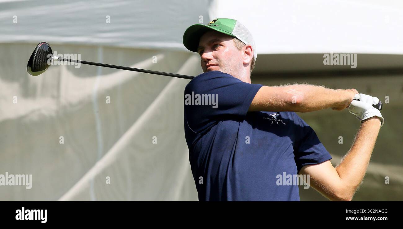 14. Juli 2019 - Silvis, Iowa, USA - Brendon Todd sieht sein T-Shirt in der Finalrunde des John Deere Classic beim TPC Deere Run in Silvis, Illinois, am Samstag, den 14. Juli 2019, mit einem 1. (Foto: © Kevin E. Schmidt/Quad-City Times via ZUMA Wire) Stockfoto