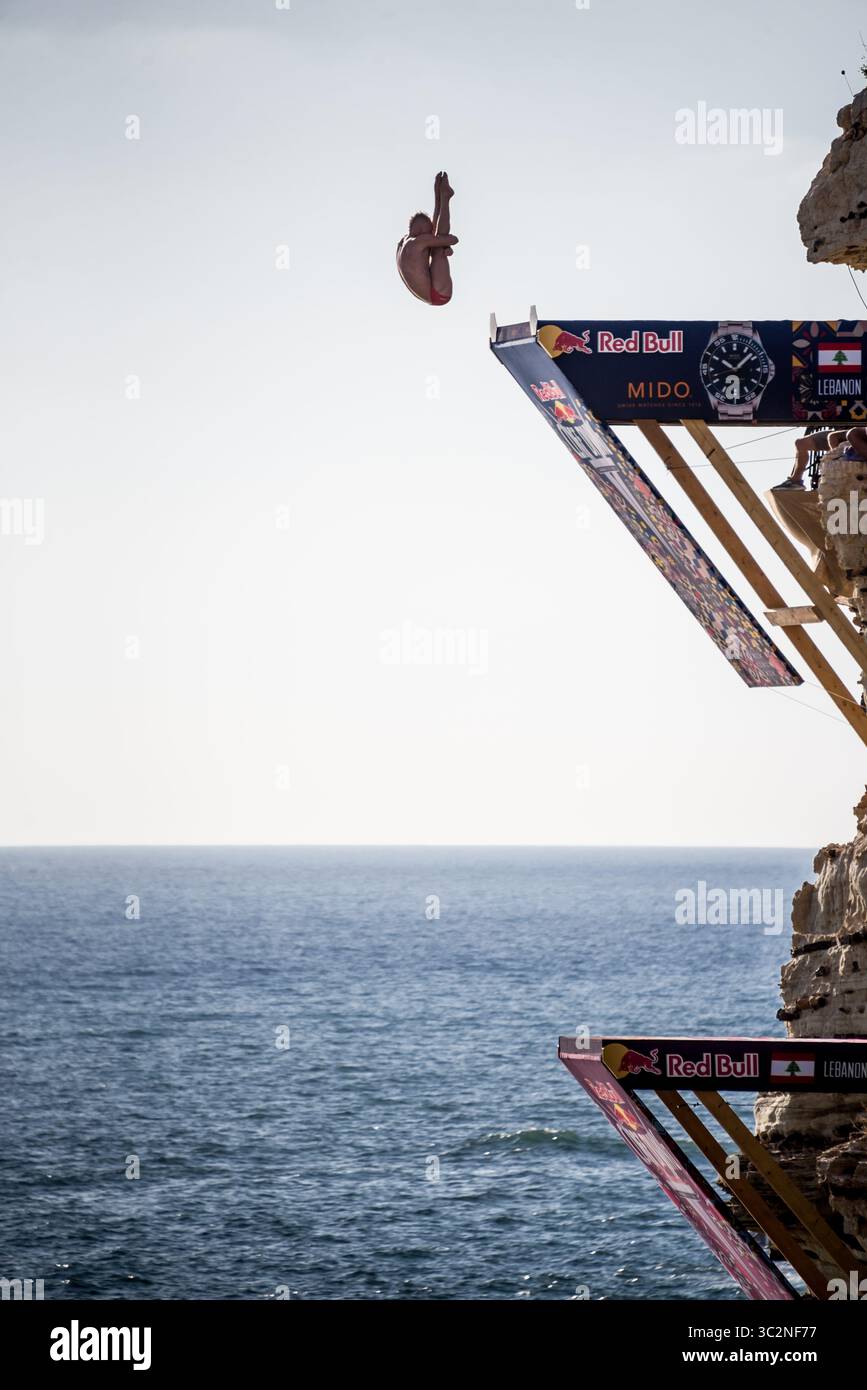 14. Juli 2019 – Libanon – der polnische Hochtaucher Kris Kolanus springt während des Wettkampfs aus 27 m Höhe bei Rauche Rocks. Im Rahmen einer von RedBull gesponserten Welttournee nehmen Hochtaucher aus aller Welt an Klippensprüngen Teil. Aus Höhen von 20 m sprangen sie auf starke Winde und raue See. (Kreditbild: © Elizabeth Fitt/SOPA Images via ZUMA Wire) Stockfoto
