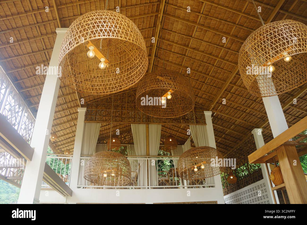 Der Speisesaal ist mit Naturholz und Lampen dekoriert, die die Form eines Hühnerstalls imitieren. Stockfoto