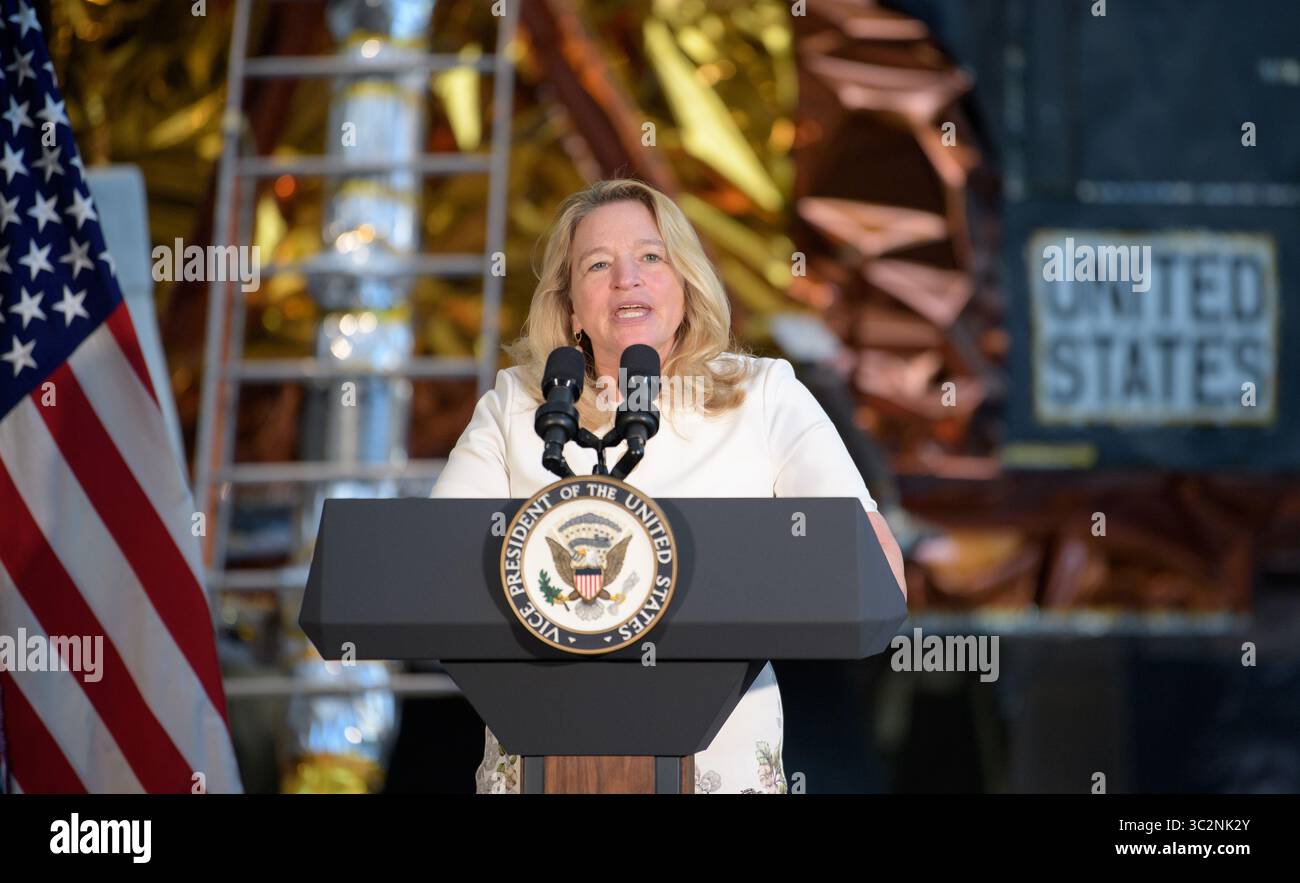 16. Juli 2019 - Washington, DC, USA - die John and Adrienne Mars Direktorin des National Air and Space Museum Ellen Stofan, hält während der Enthüllung eines Raumanzugs von Apollo 11 Astronaut Neil Armstrong im Smithsonian National Air and Space Museum am 16. Juli 2019 in Washington, DC, anlässlich des 50. Jahrestages des Starts der Apollo 11-Mission. (Kreditbild: © Bill Ingalls via ZUMA Wire) Stockfoto