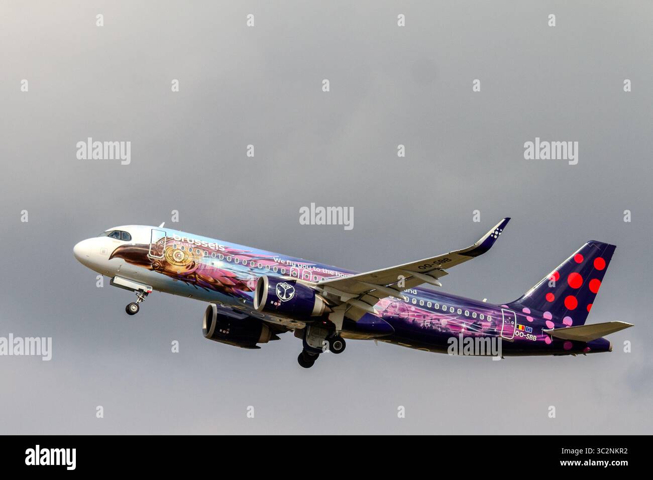 Brüssel, Belgien, 24. Juli 2025 Brussels Airlines Airbus A320 251, Tomorrowland, Start vom Flughafen Brüssel. Stockfoto Brüssel, Belgien, 24. Juli 2025 Brussels Airlines Airbus A320 251, Tomorrowland, Start vom Flughafen Brüssel. Stockfoto