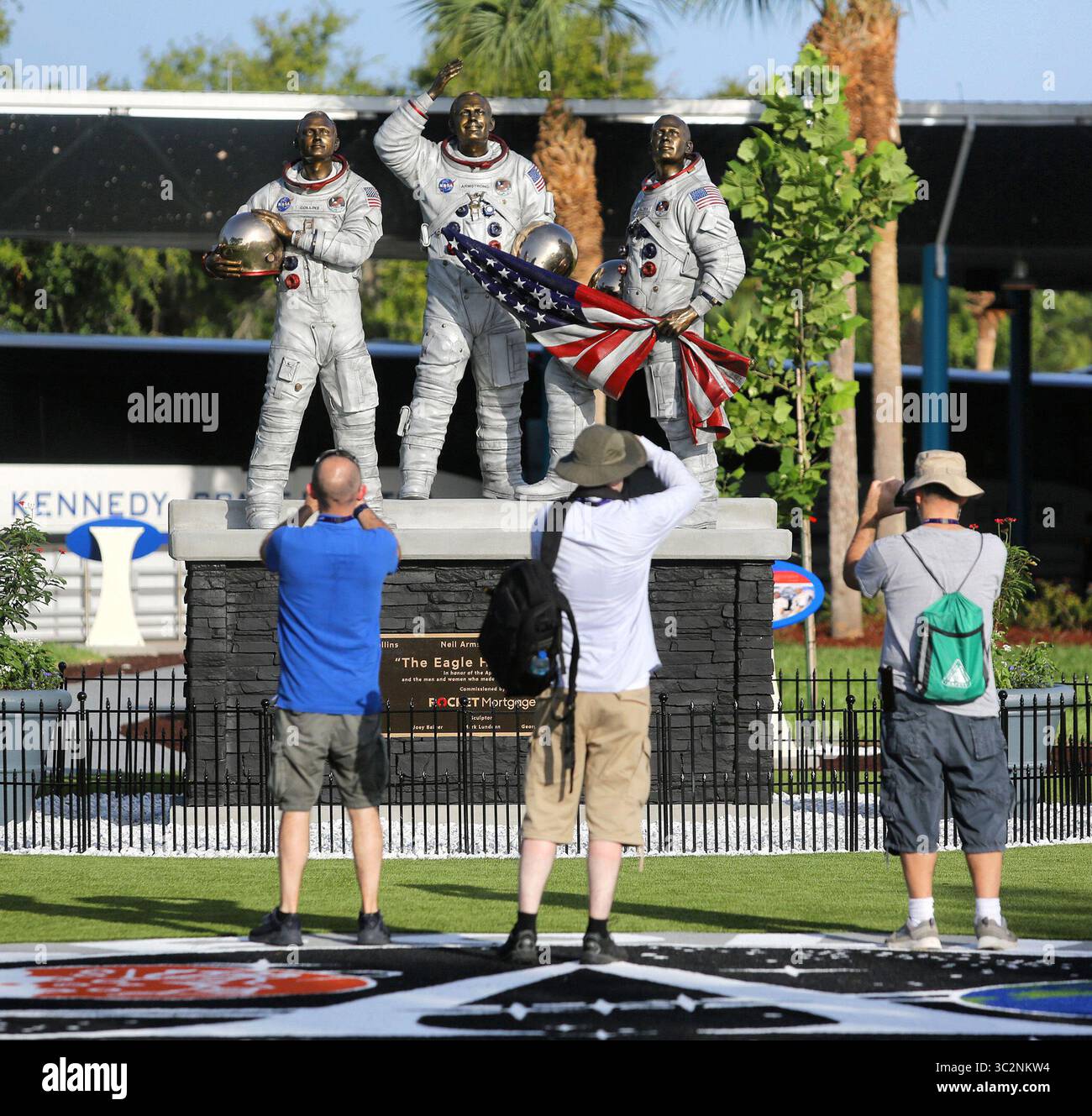 16. Juli 2019 - Kennedy Space Center, FL, USA - Gäste besuchen den Moon Tree Garden, der die Skulptur „der Adler hat gelandet“ während des Apollo 11 Launch Flashback zeigt, der von CBS auf der Apollo/Saturn V-Ausstellung des Kennedy Space Centers am Dienstag, 16. Juli 2019 gesendet wird. Die Gäste sahen sich eine Neuübertragung des Starts 1969 von den Tribünen im Aussichtsbereich Banana Creek an, um an den Start der Saturn-V-Rakete und der Apollo-11-Crew vor 50 Jahren zu erinnern. (Kreditbild: © TNS via ZUMA Wire) Stockfoto