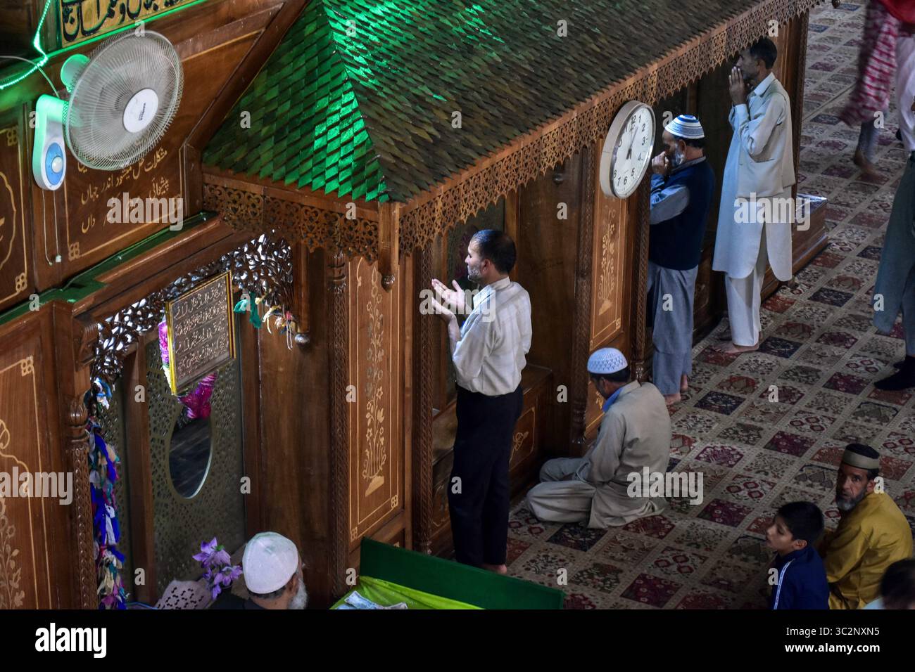 18. Juli 2019 - Kashmir, J&K, Indien - kaschmirische Gläubige beten am Schrein von Scheich Noor-ud-DIN Wali (RA) im Stadtteil Budgam, etwa 40 km von Srinagar, der Sommerhauptstadt von J&K, entfernt. Der Schrein gilt als einer der heiligsten muslimischen Schreine in Kaschmir. Der Schrein wurde nach der Zerstörung durch eine langwierige Auseinandersetzung zwischen Armee und Militanten im Jahr 1995 wieder aufgebaut. (Kreditbild: © Saqib Majeed/SOPA Bilder via ZUMA Wire) Stockfoto