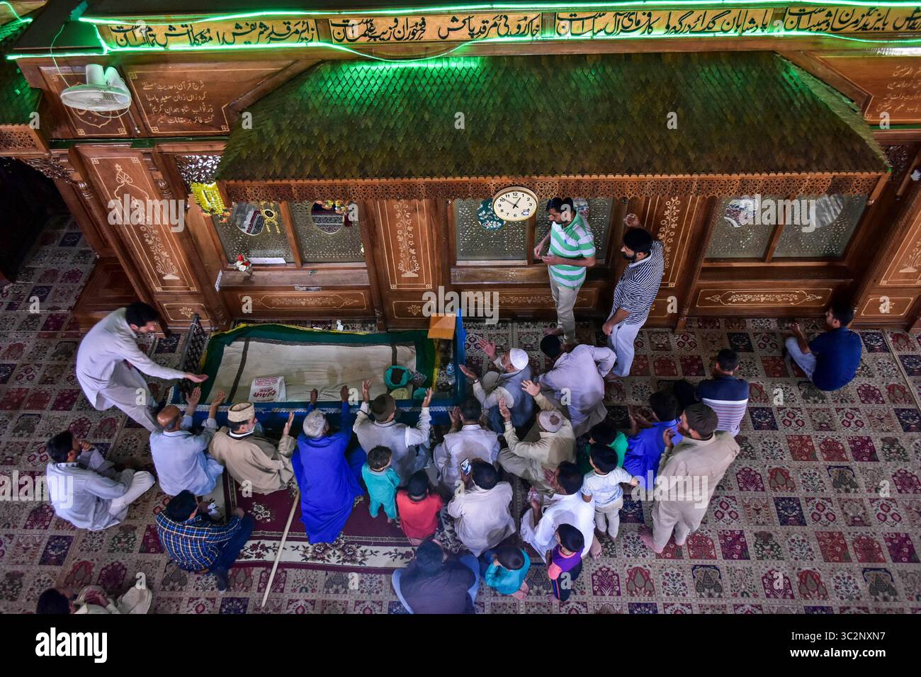 18. Juli 2019 - Kashmir, J&K, Indien - kaschmirische Gläubige beten am Schrein von Scheich Noor-ud-DIN Wali (RA) im Stadtteil Budgam, etwa 40 km von Srinagar, der Sommerhauptstadt von J&K, entfernt. Der Schrein gilt als einer der heiligsten muslimischen Schreine in Kaschmir. Der Schrein wurde nach der Zerstörung durch eine langwierige Auseinandersetzung zwischen Armee und Militanten im Jahr 1995 wieder aufgebaut. (Kreditbild: © Saqib Majeed/SOPA Bilder via ZUMA Wire) Stockfoto