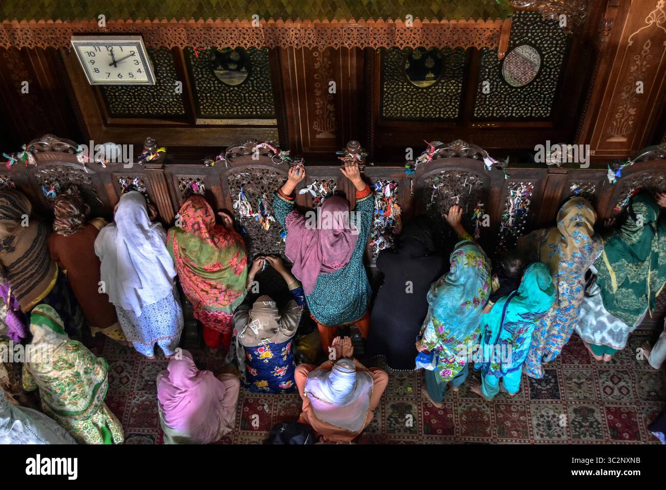 18. Juli 2019 - Kaschmir, J&K, Indien - Kaschmirfrauen beten am Schrein von Scheich Noor-ud-DIN Wali (RA) im Stadtteil Budgam, etwa 40 km von Srinagar, der Sommerhauptstadt von J&K, entfernt. Der Schrein gilt als einer der heiligsten muslimischen Schreine in Kaschmir. Der Schrein wurde nach der Zerstörung durch eine langwierige Auseinandersetzung zwischen Armee und Militanten im Jahr 1995 wieder aufgebaut. (Kreditbild: © Saqib Majeed/SOPA Bilder via ZUMA Wire) Stockfoto