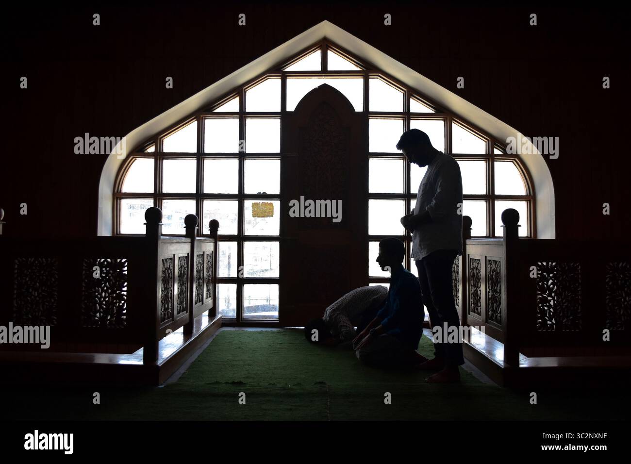 18. Juli 2019 - Kaschmir, J&K, Indien - Kaschmirmuslimische beten am Schrein von Scheich Noor-ud-DIN Wali (RA) im Stadtteil Budgam, etwa 40 km von Srinagar, der Sommerhauptstadt von J&K, entfernt. Der Schrein gilt als einer der heiligsten muslimischen Schreine in Kaschmir. Der Schrein wurde nach der Zerstörung durch eine langwierige Auseinandersetzung zwischen Armee und Militanten im Jahr 1995 wieder aufgebaut. (Kreditbild: © Saqib Majeed/SOPA Bilder via ZUMA Wire) Stockfoto