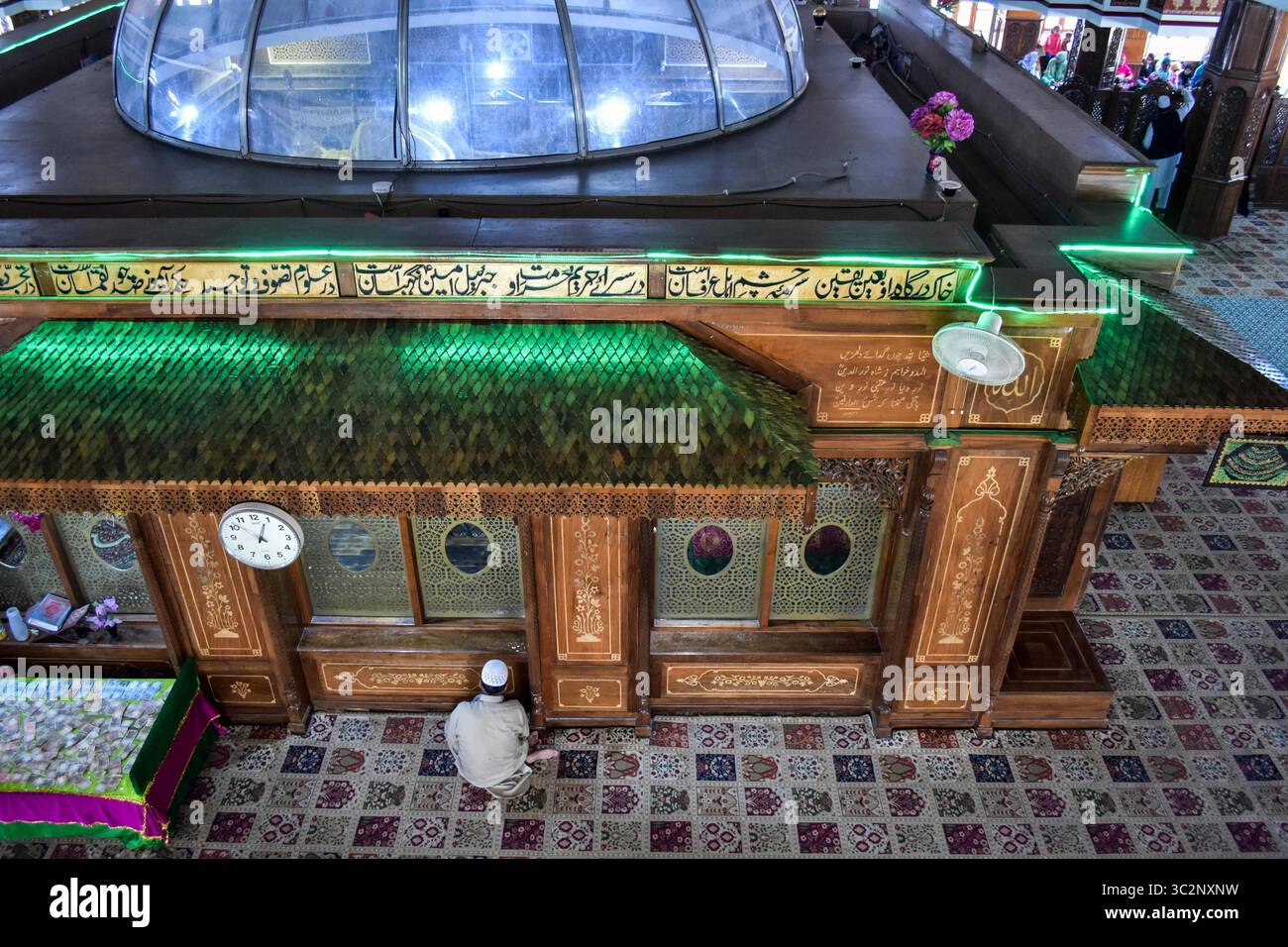 18. Juli 2019 – Kashmir, J&K, Indien – Ein Gläubiger betet am Schrein von Scheich Noor-ud-DIN Wali (RA) im Budgam-Bezirk, etwa 40 km von Srinagar, der Sommerhauptstadt von J&K, entfernt. Der Schrein gilt als einer der heiligsten muslimischen Schreine in Kaschmir. Der Schrein wurde nach der Zerstörung durch eine langwierige Auseinandersetzung zwischen Armee und Militanten im Jahr 1995 wieder aufgebaut. (Kreditbild: © Saqib Majeed/SOPA Bilder via ZUMA Wire) Stockfoto