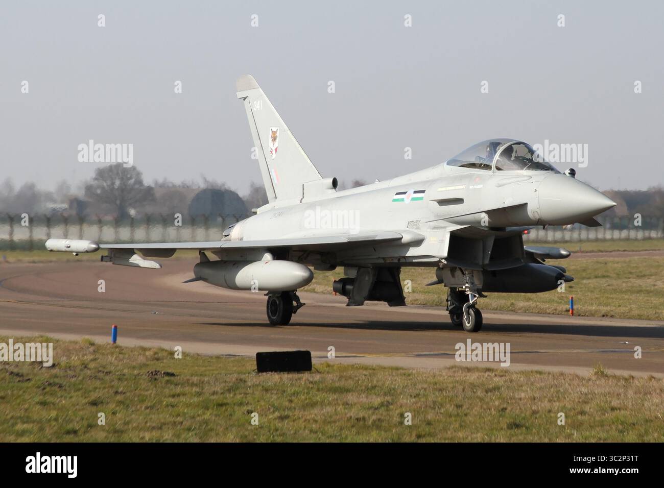 RAF Typhoon FGR4 von 12 Squadron auf dem südlichen Rollweg bei RAF Coningsby in Lincolnshire. Stockfoto