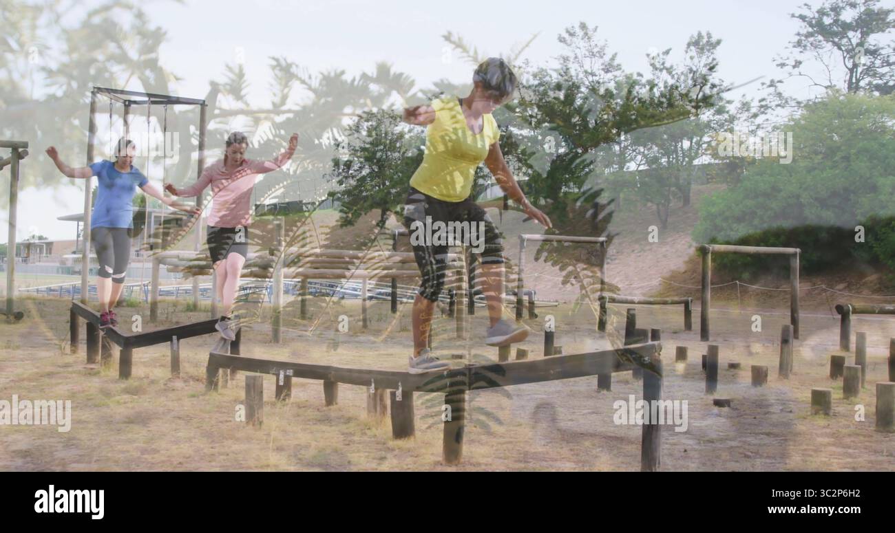 Balancierung von vier Frauen, die Holzbalken auf einem Hindernislauf im Freien durchqueren, mit Zugstangen. Abenteuer, Fitness, Teamwork, Outdoor, Kraft, A Stockfoto