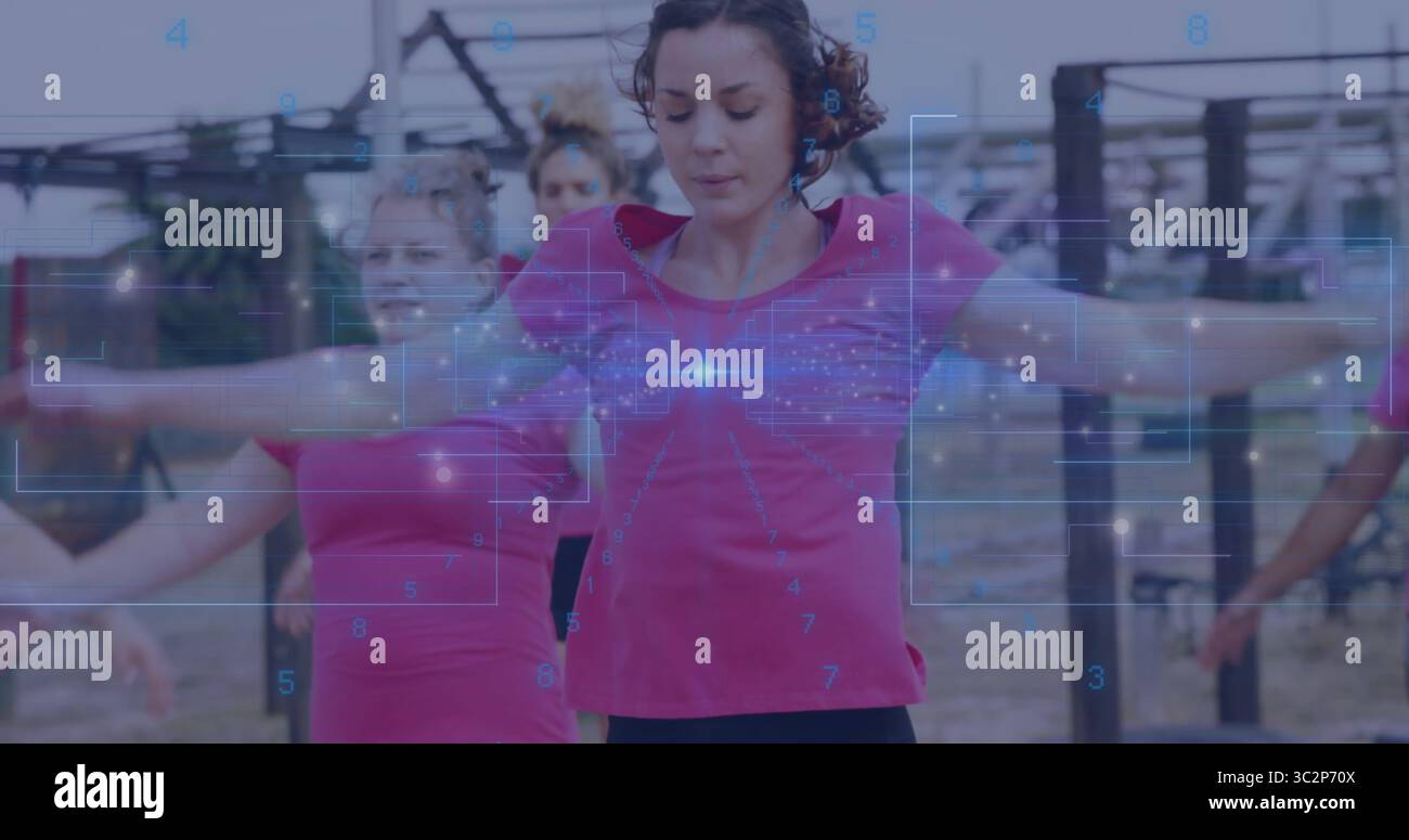 Stretchfrauen in rosa T-Shirts und schwarzen Leggings auf dem Fitnessfeld, mit Metallbügeln. Sportlich, Teamwork, Outdoor, Motivation, Vitalität, Stockfoto