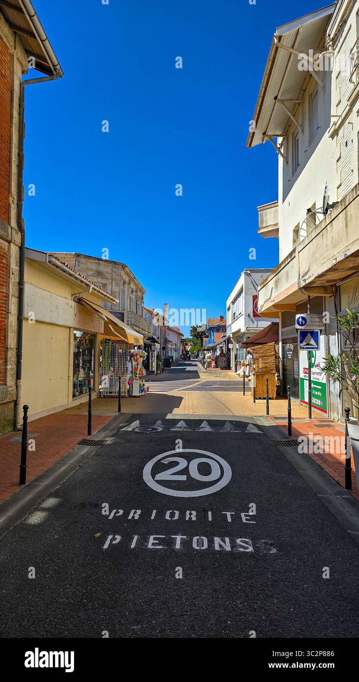 Eine der zentralen Straßen der französischen Stadt mit einer Geschwindigkeitsbegrenzung von 20 km/h und der Priorität von Passanten auf der Asphaltoberfläche. Vertikal Stockfoto