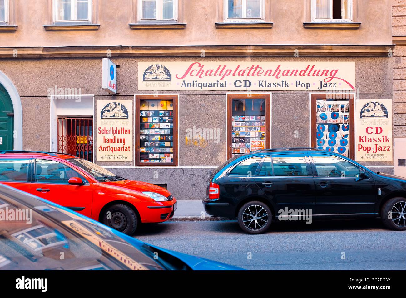 Wien, Österreich: Teuchtler Schallplattenhandlung, ein Vintage-Plattenladen, der im Film Before Sunrise zu sehen ist. Vinyl, CDs, Behälter auf Fensteranzeigen. Stockfoto