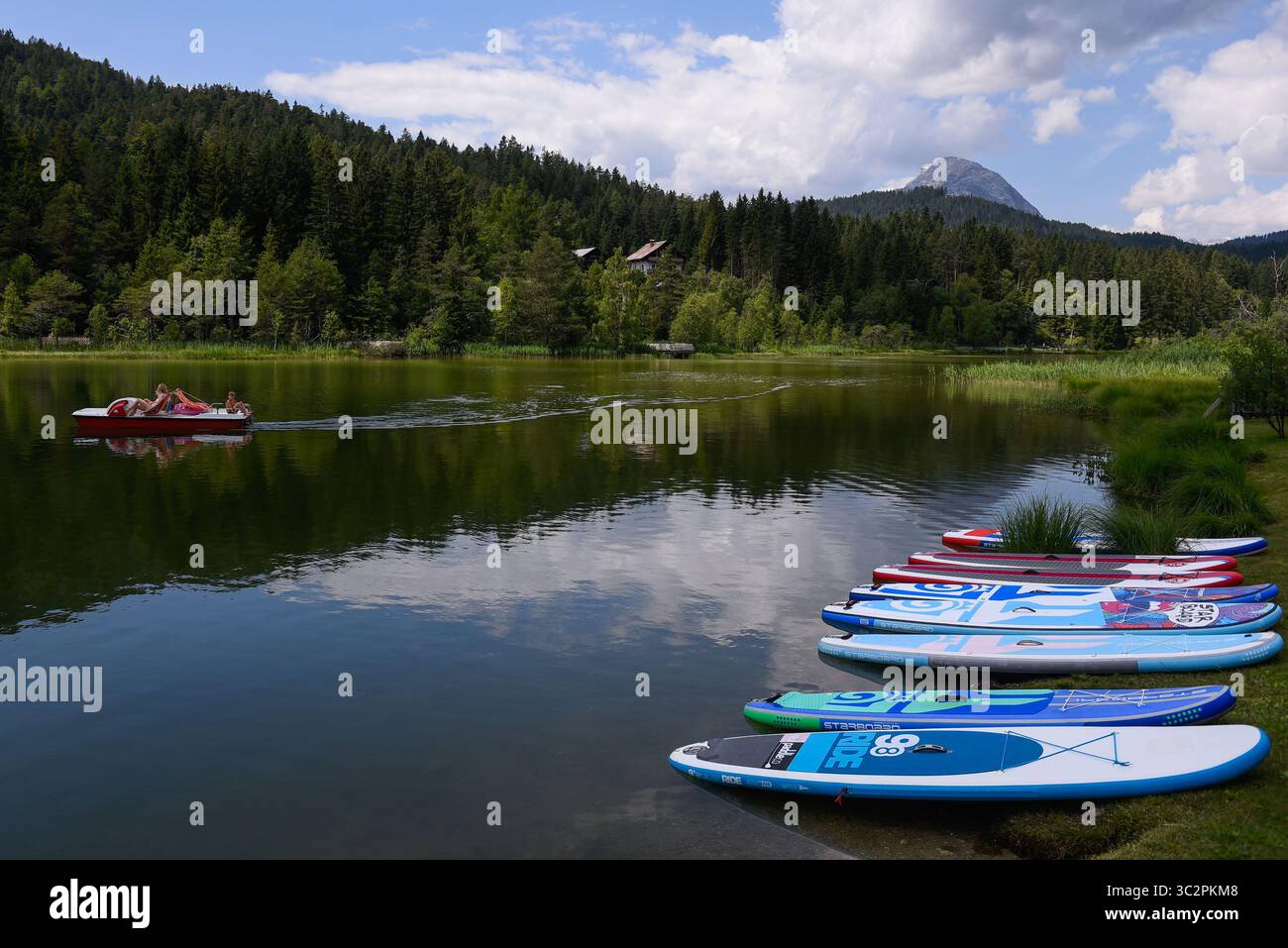 18. Juli 2019 - Seefeld, Österreich - Menschen radeln mit dem Boot am Wildsee. Tirol ist ein westösterreichisches Bundesland in den Alpen, bekannt für seine Skigebiete, Trekkingwege und historischen Orte. (Kreditbild: © Omar Marques/SOPA Images via ZUMA Wire) Stockfoto