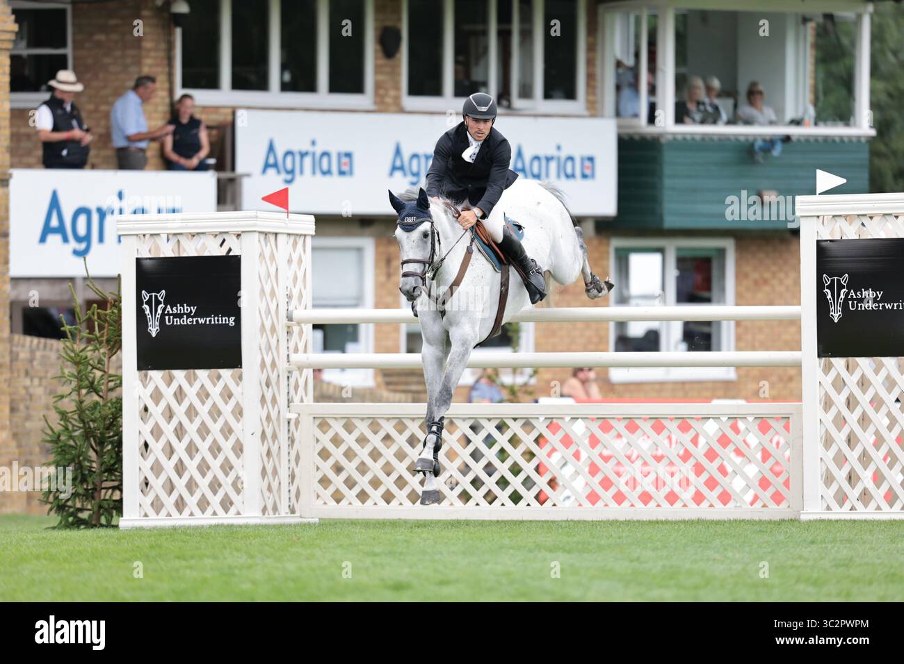Joe Whitaker aus Großbritannien reitet auf der Icaterina während der Royal International Vase auf der Agria Royal International Horse Show am 24. Juli 2025, Hassocks, Vereinigtes Königreich (Foto: Maxime David - MXIMD Pictures) Stockfoto