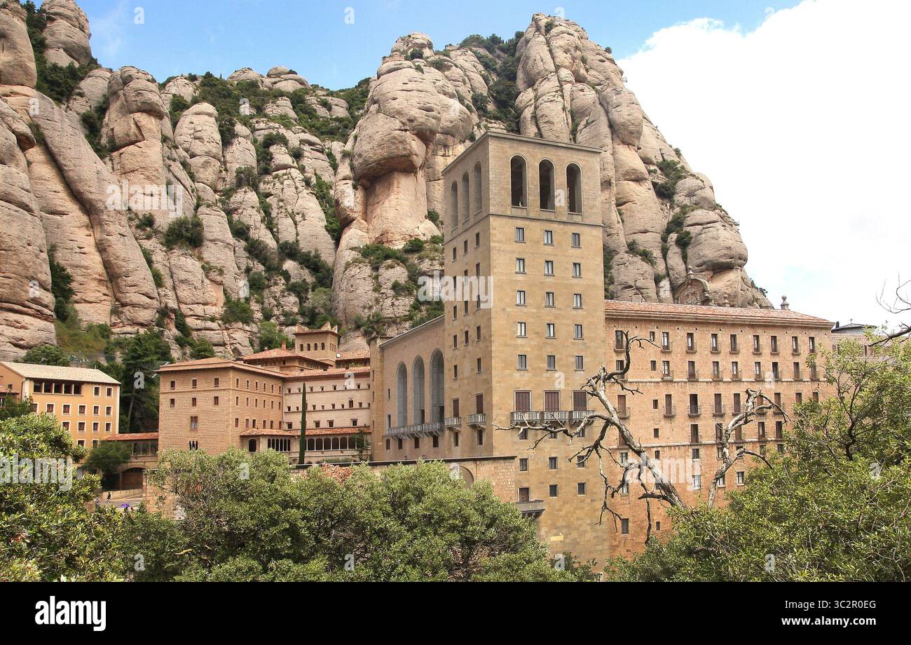 15. Juli 2019, Montserrat, Spanien: Felsige Hänge des Massivs mit interessanten Felsformen. Benediktinerabtei Santa Maria de Montserrat. Das Kloster ist bekannt für die Kultfigur der Jungfrau Maria (La Moreneta). Die Figur der Mutter Gottes ist aus hunderten von Jahren verbrannten Kerzen geschwärzt und befindet sich in einer Nische über dem Hauptaltar der Basilika. Im Kloster gibt es eine Schule, eine Pension für Jungen und Jungen von Gregorian, eine der ältesten in Europa, genannt Escolania de Montserrat. (Kreditbild: © Damian Klamka/SOPA Images via ZUMA Wire) Stockfoto