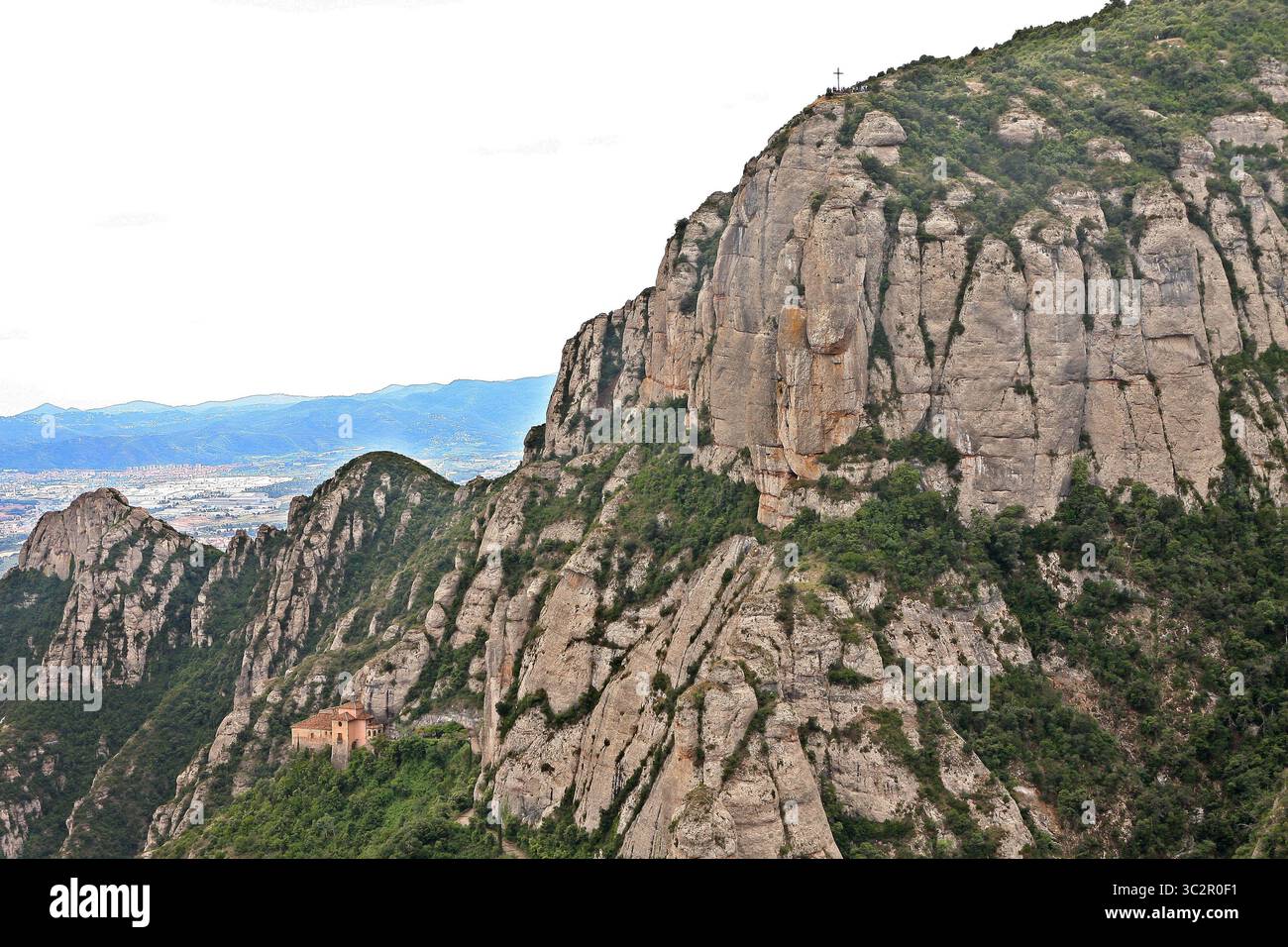 15. Juli 2019, Montserrat, Spanien: Kapelle der Entdeckung einer Statue der Jungfrau Maria. Benediktinerabtei Santa Maria de Montserrat. Das Kloster ist bekannt für die Kultfigur der Jungfrau Maria (La Moreneta). Die Figur der Mutter Gottes ist aus hunderten von Jahren verbrannten Kerzen geschwärzt und befindet sich in einer Nische über dem Hauptaltar der Basilika. Im Kloster gibt es eine Schule, eine Pension für Jungen und Jungen von Gregorian, eine der ältesten in Europa, genannt Escolania de Montserrat. (Kreditbild: © Damian Klamka/SOPA Images via ZUMA Wire) Stockfoto