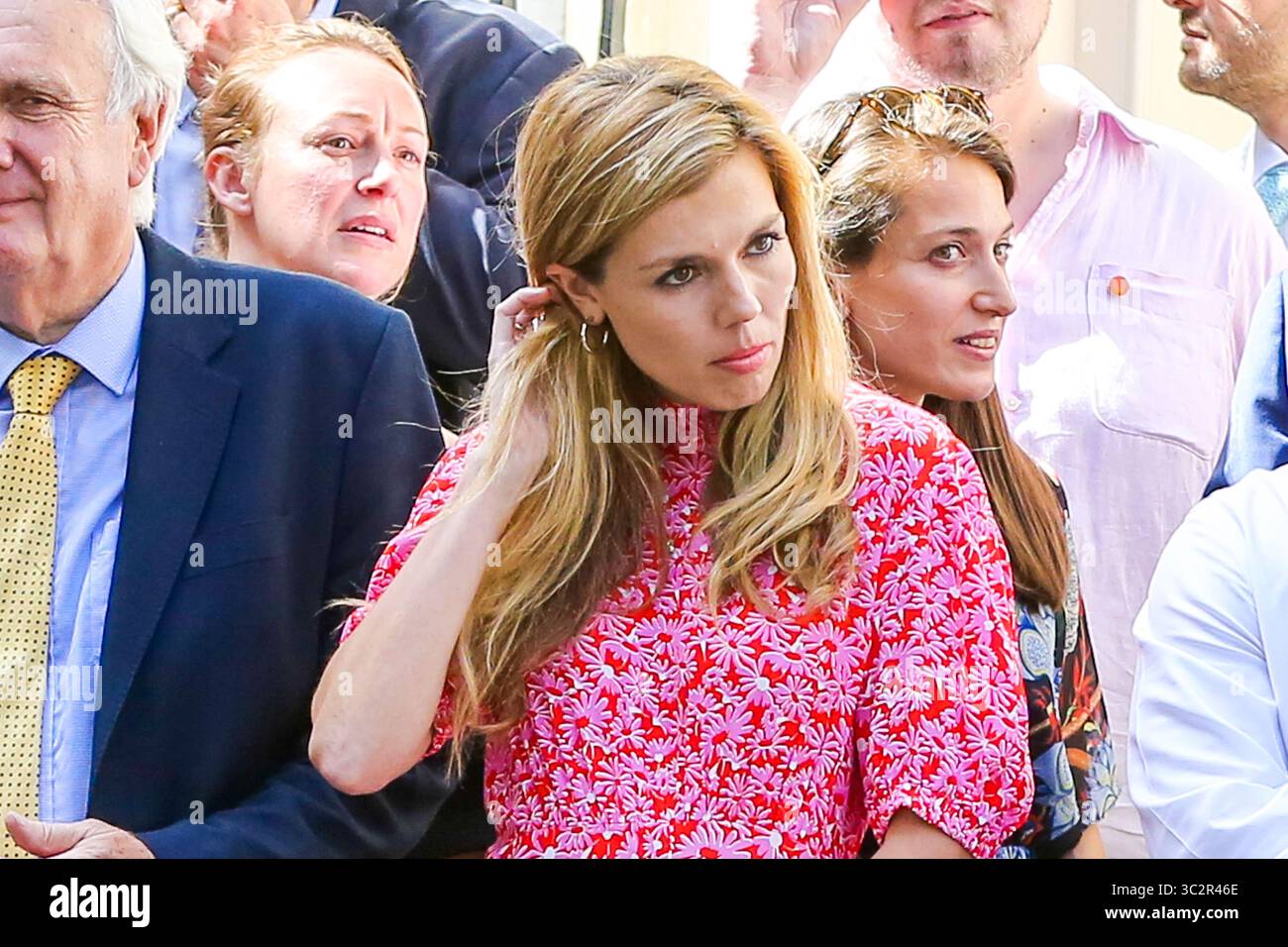 24. Juli 2019, London, Vereinigtes Königreich: Die Freundin des neuen britischen Premierministers Boris Johnson, Carrie Symonds, wartet auf Boris Ankunft in der Downing Street. Boris Johnson wurde zum neuen Vorsitzenden der Konservativen und Unionistischen Partei gewählt und wird der 77. Premierminister Großbritanniens sein. Die scheidende Premierministerin Theresa May trat heute früh zurück. (Credit Image: © Steve Taylor/SOPA Images via ZUMA Wire) Stockfoto