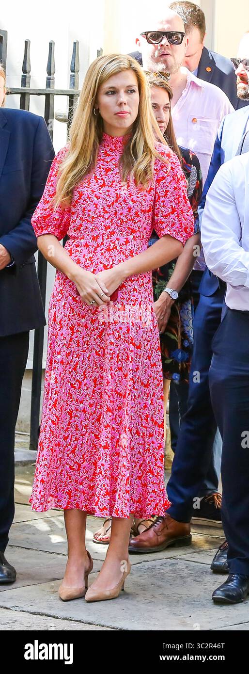 24. Juli 2019, London, Vereinigtes Königreich: Die Freundin des neuen britischen Premierministers Boris Johnson, Carrie Symonds, wartet auf Boris Ankunft in der Downing Street. Boris Johnson wurde zum neuen Vorsitzenden der Konservativen und Unionistischen Partei gewählt und wird der 77. Premierminister Großbritanniens sein. Die scheidende Premierministerin Theresa May trat heute früh zurück. (Credit Image: © Steve Taylor/SOPA Images via ZUMA Wire) Stockfoto