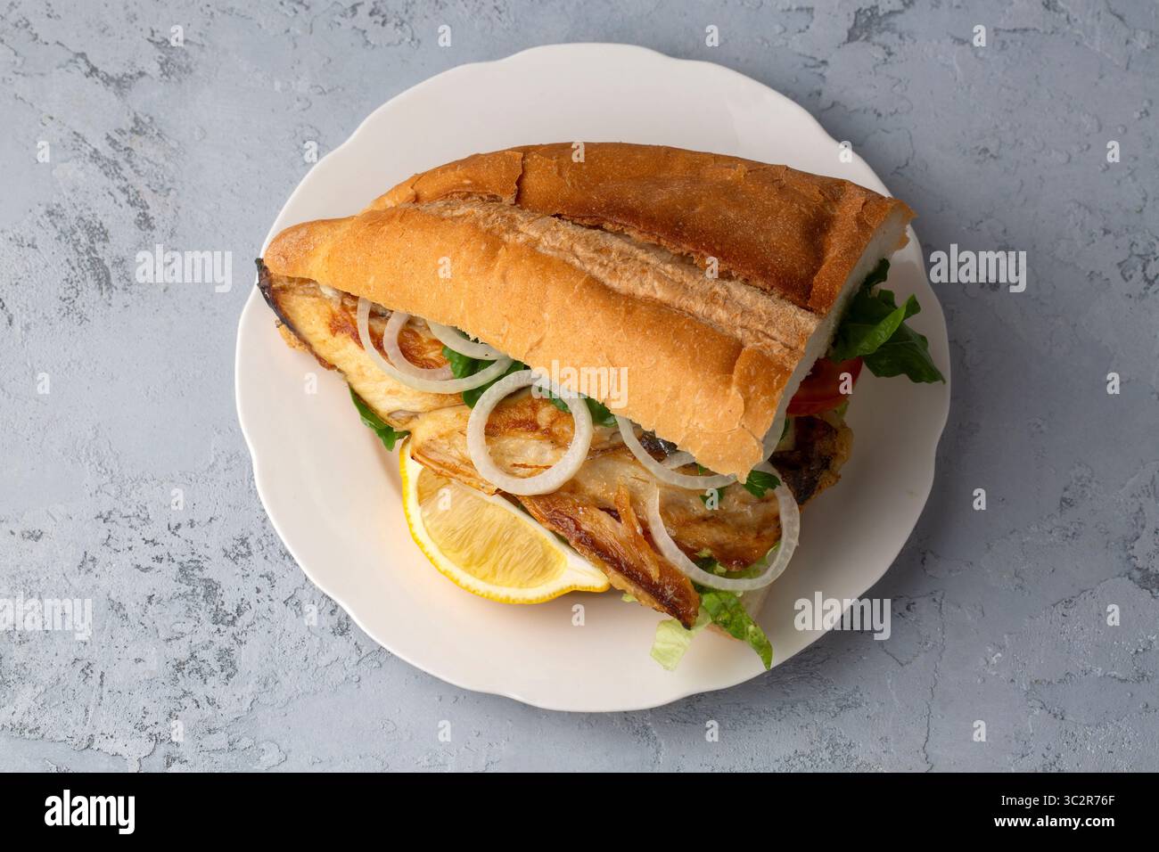 Türkisches Fischbrot - Fisch-Sandwich. Stockfoto