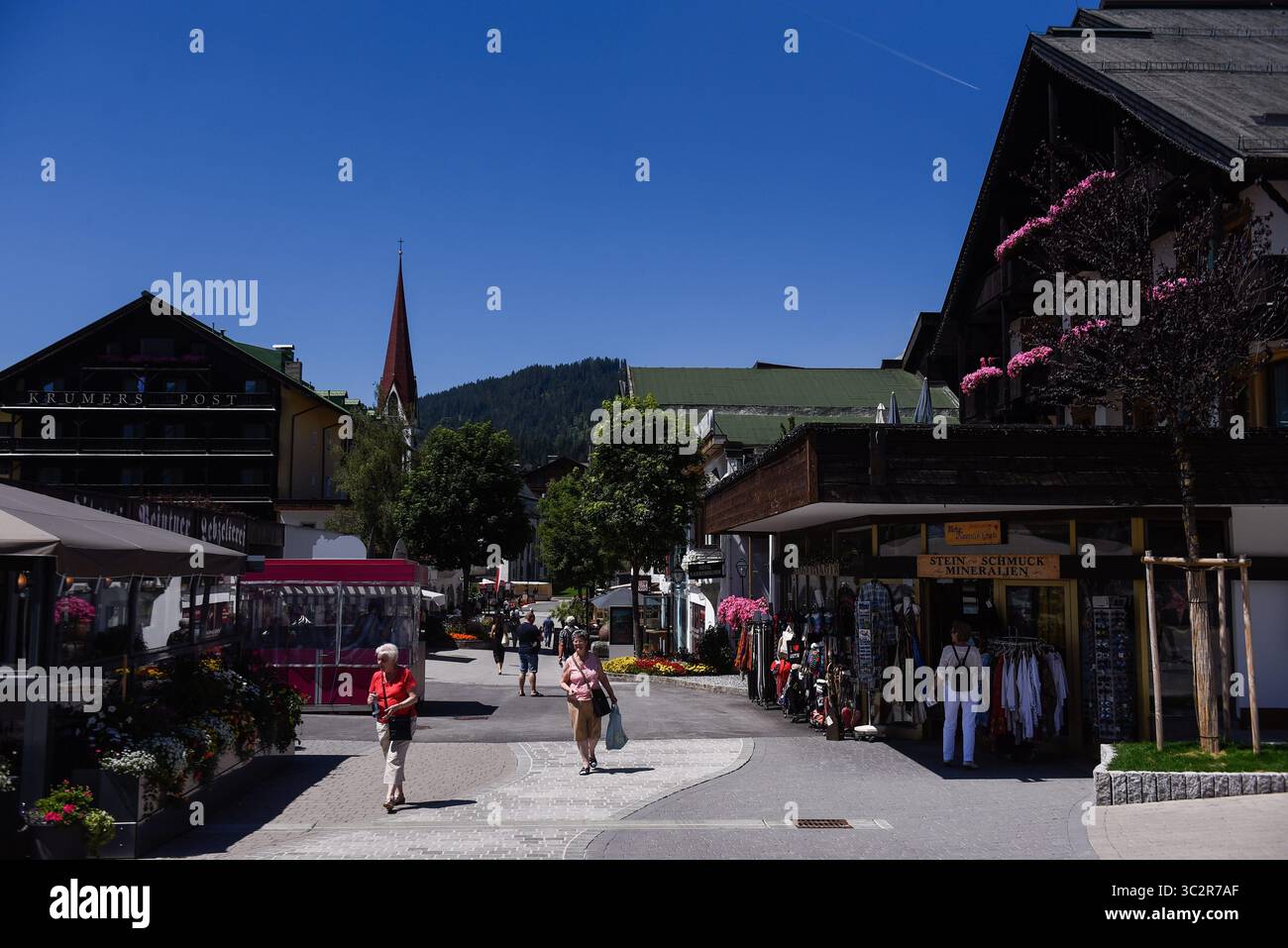 23. Juli 2019, Seefeld, Österreich: Menschen wandern durch die Innenstadt von Seefeld. Tirol ist ein westösterreichisches Bundesland in den Alpen, bekannt für seine Skigebiete, Trekkingwege und historischen Orte. (Kreditbild: © Omar Marques/SOPA Images via ZUMA Wire) Stockfoto