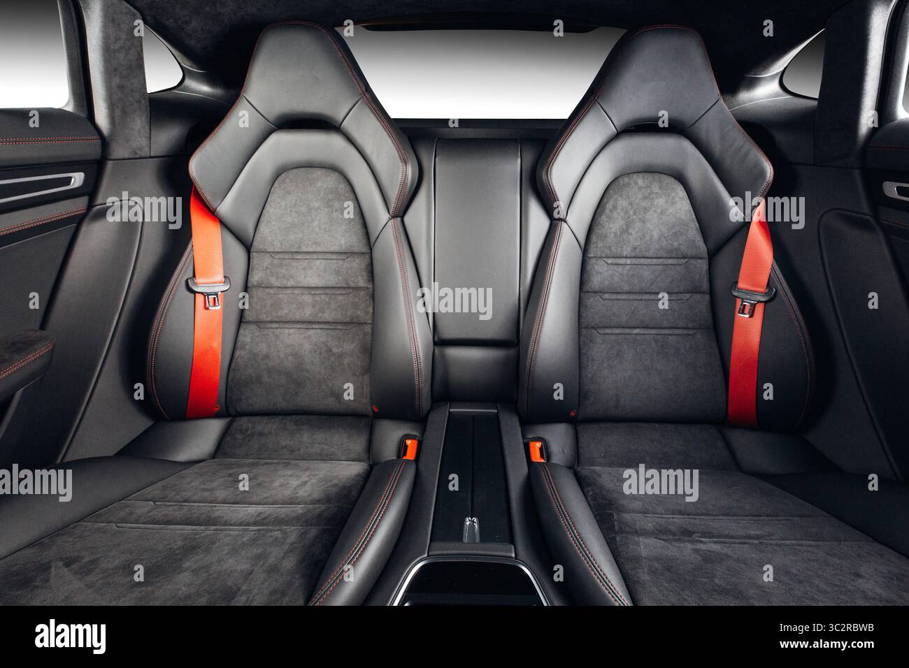 Sitzreihe für die Rücksitze in Luxusautos. Teure Ledersitze. Gemütliche und komfortable Sitze im vip-Transferwagen Stockfoto
